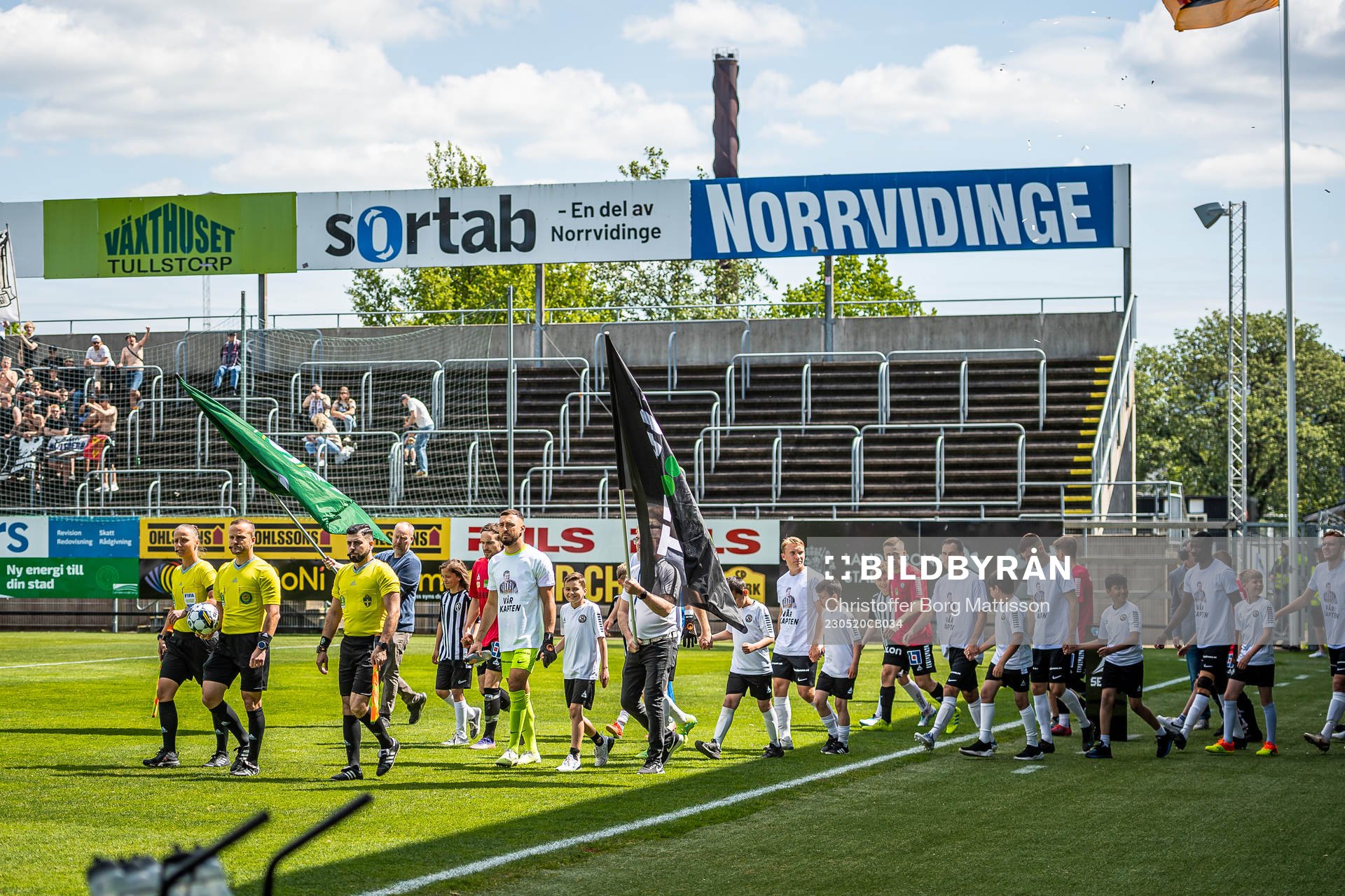 Landskrona och Örebro gör entré till fotbollsmatchen i