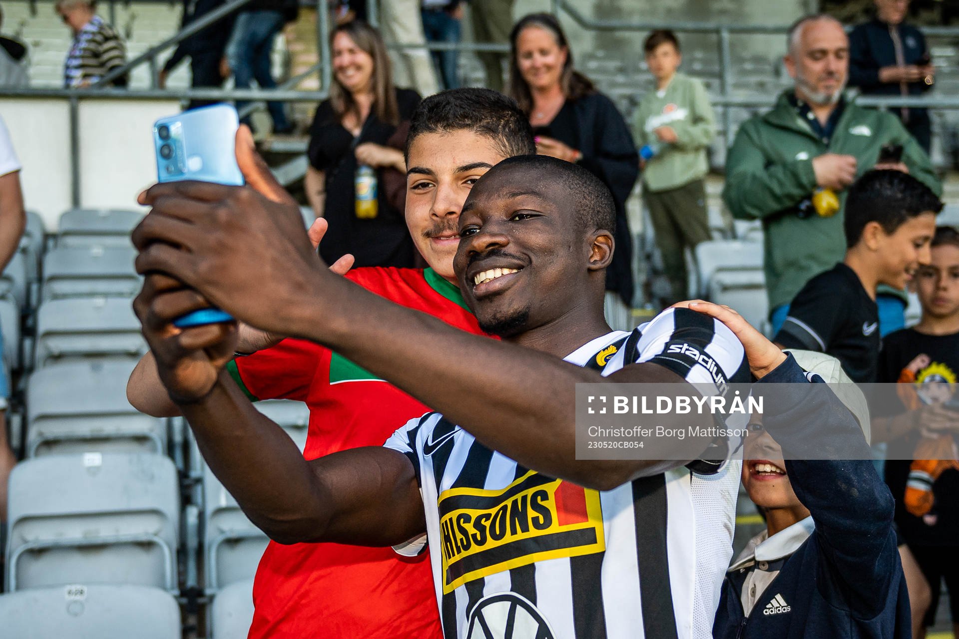 Landskronas Ousmane Diawara tar en selfie med en supporter