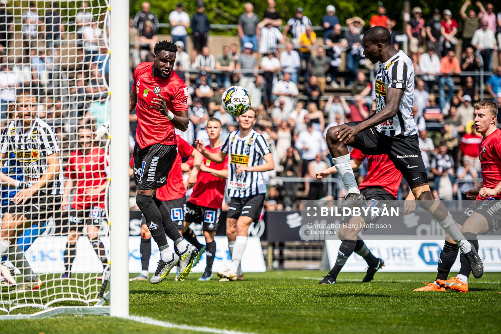 Örebros Nasiru Moro ser på när Landskronas Ousmane