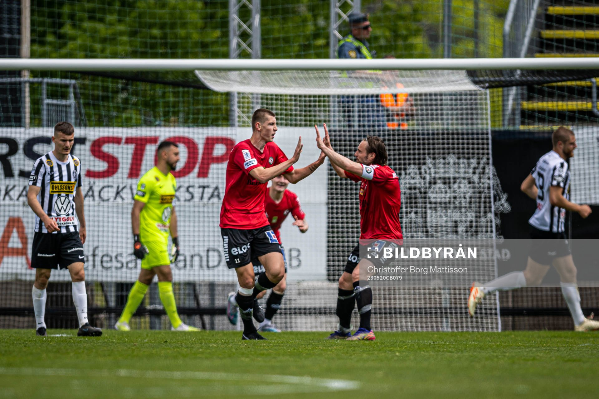 Örebros Adi Fisic och Kevin Walker jublar
