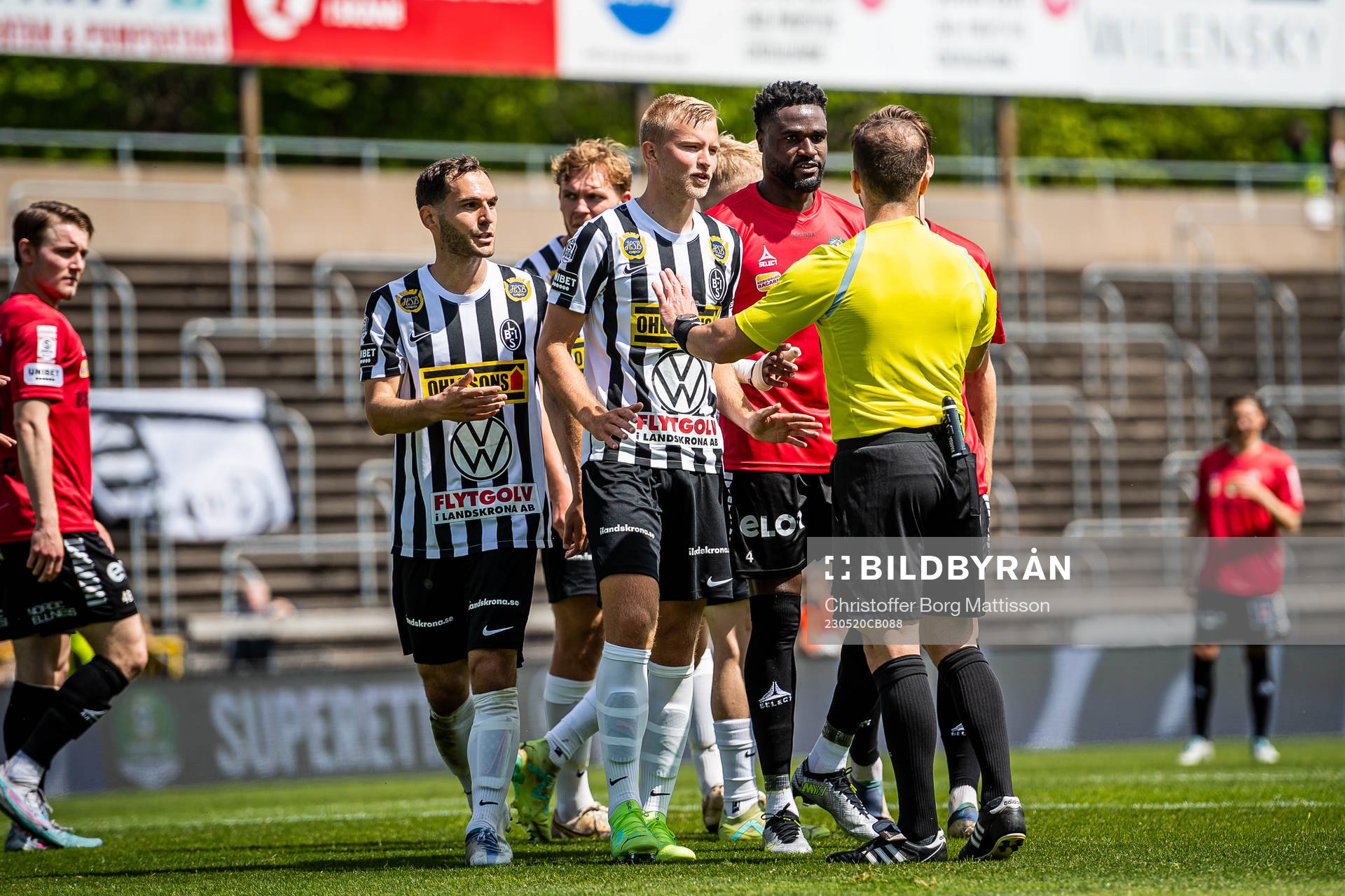 Landskronas Johan Rapp och Örebros Nasiru Moro i samtal