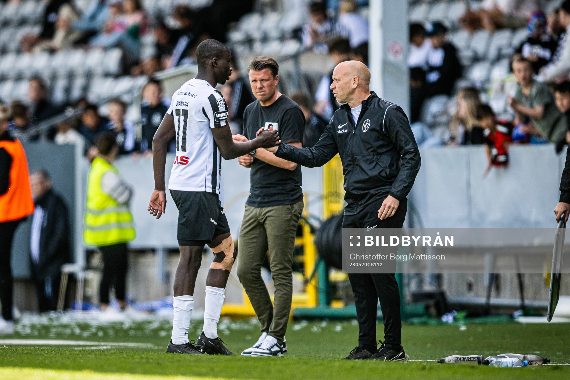 Landskronas Ousmane Diawara och tränare Billy Magnusson under fotbollsmatchen i Superettan mellan Landskrona och Örebro den 20 maj 2023 i Landskrona.