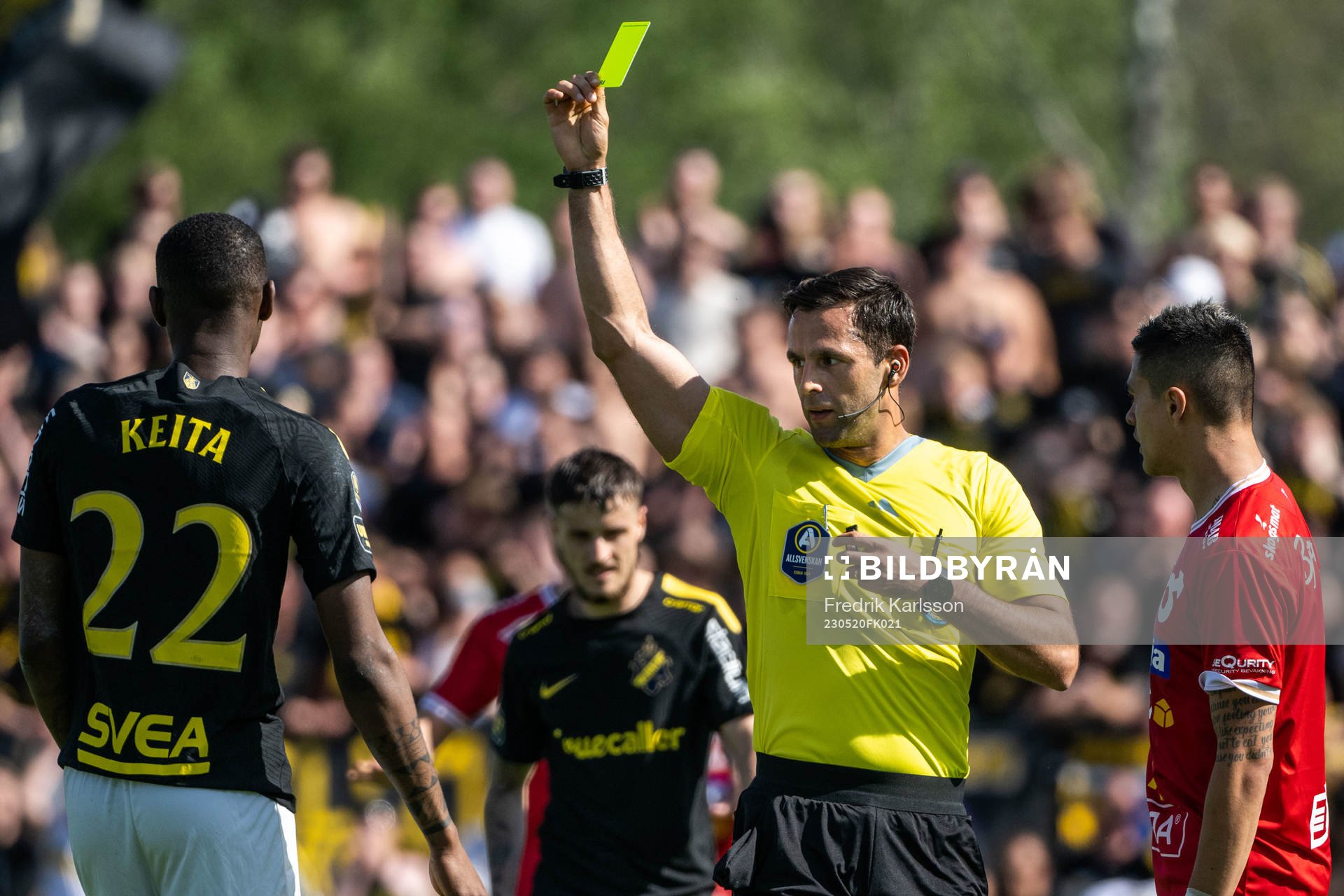 AIKs Aboubakar Keita får gult kort av domare Granit