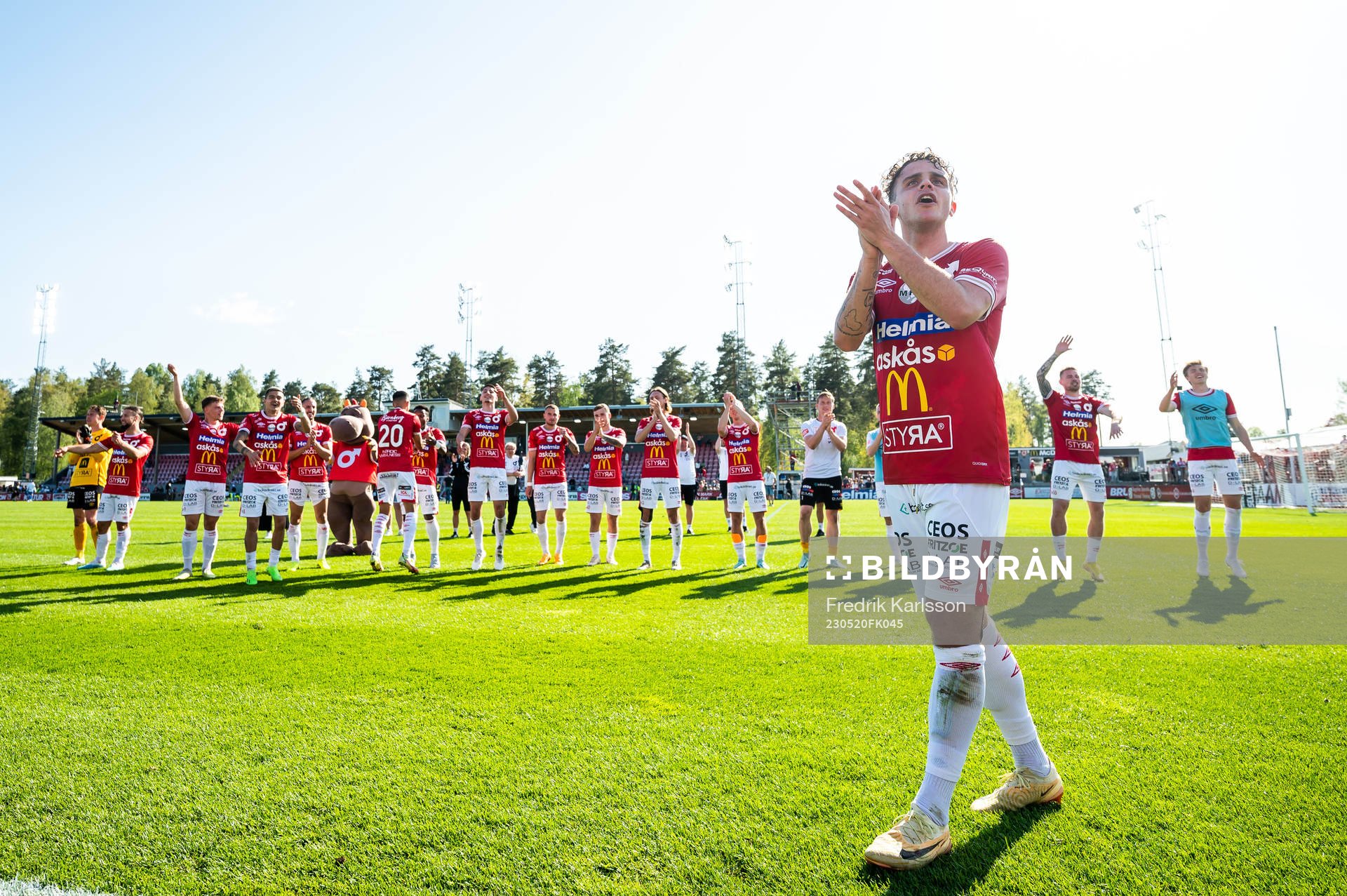 Degerfors Justin Salmon jublar med lagkamrater