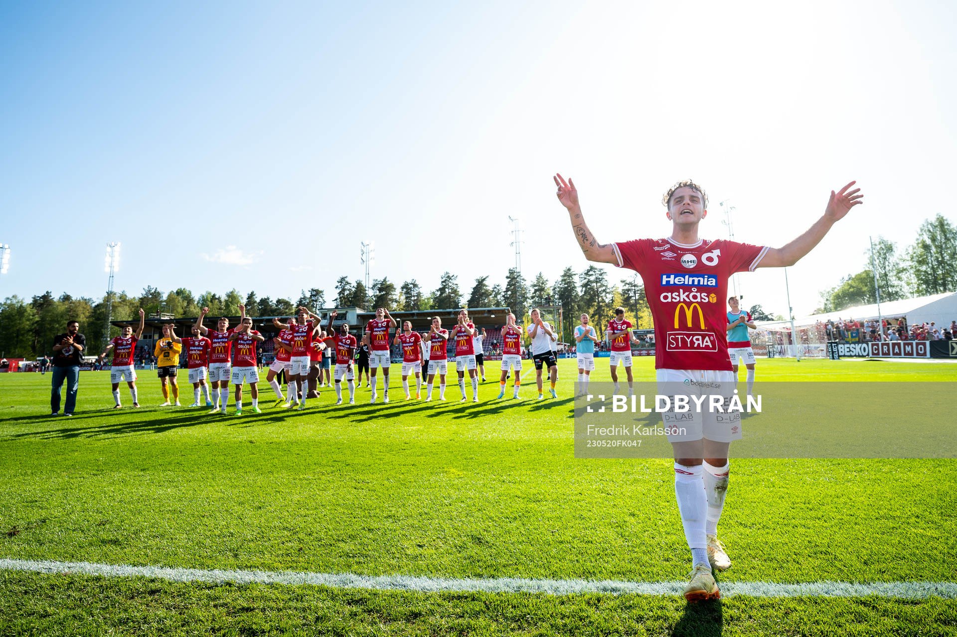 Degerfors Justin Salmon jublar med lagkamrater efter vinsten i fotbollsmatchen i Allsvenskan mellan Degerfors och AIK den 20 maj 2023 i Degerfors.