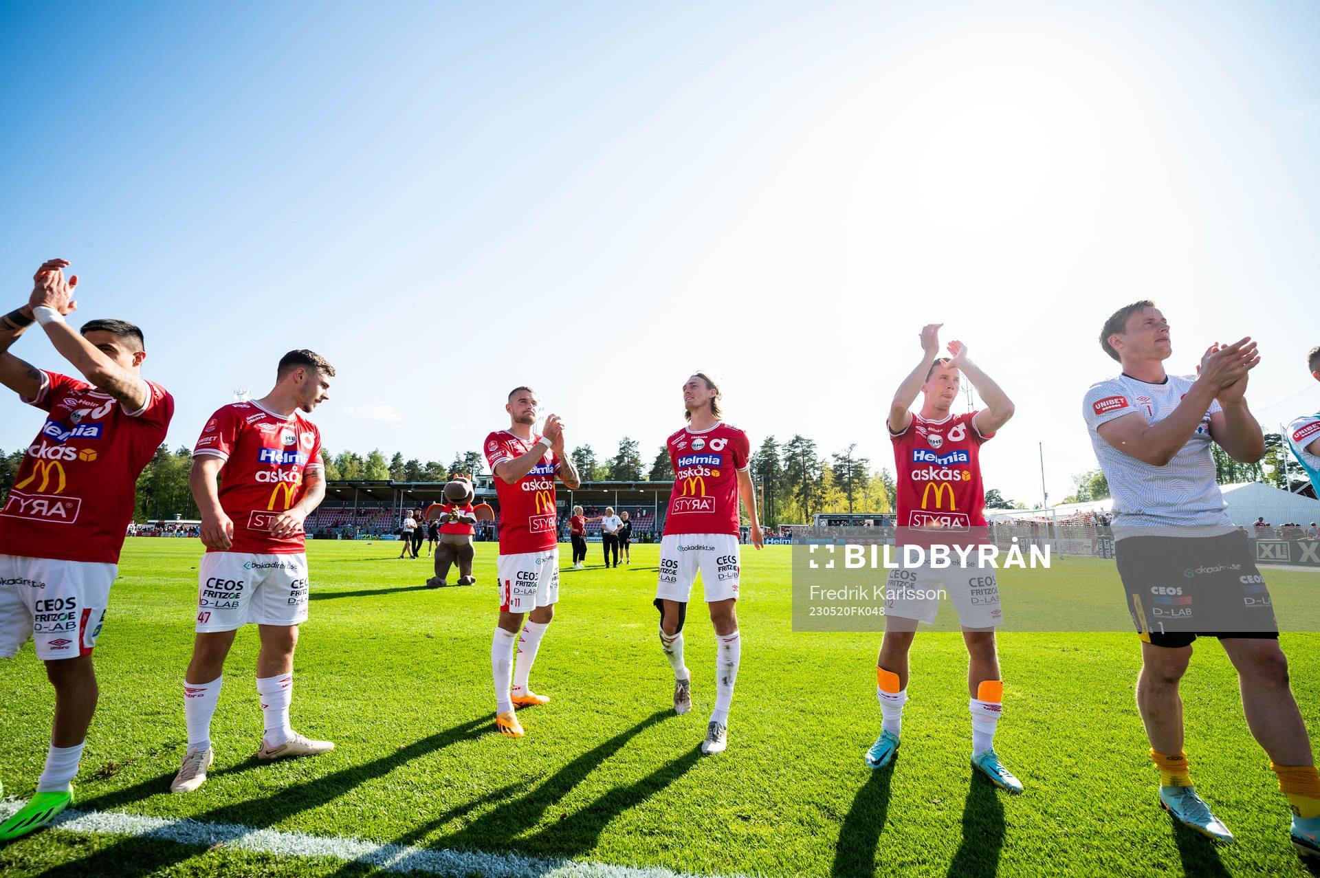 Degerfors spelare jublar efter vinsten i fotbollsmatchen i Allsvenskan mellan Degerfors och AIK den 20 maj 2023 i Degerfors. 