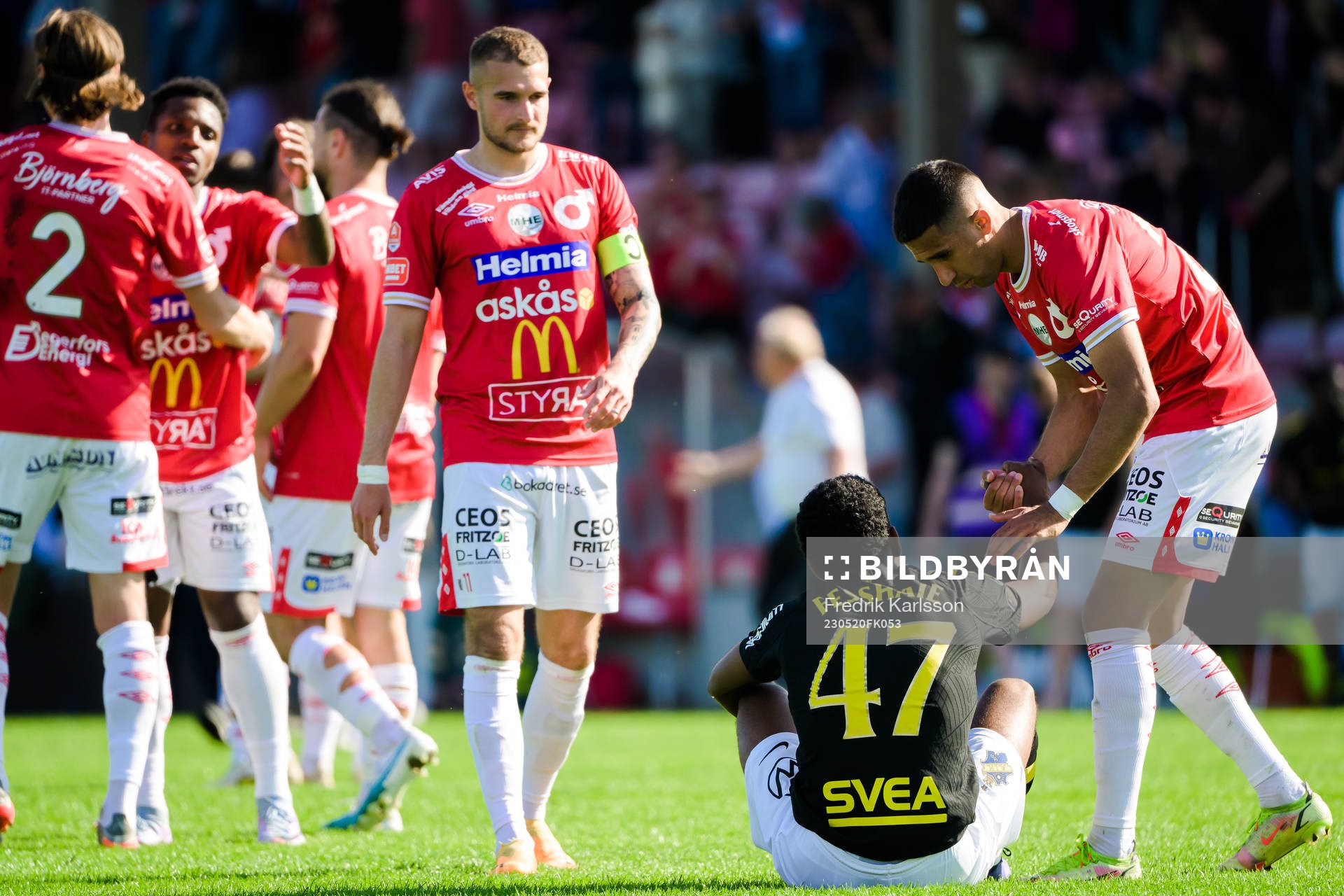 AIKs Alexander Fesshaie Beraki deppar och får hjälp upp