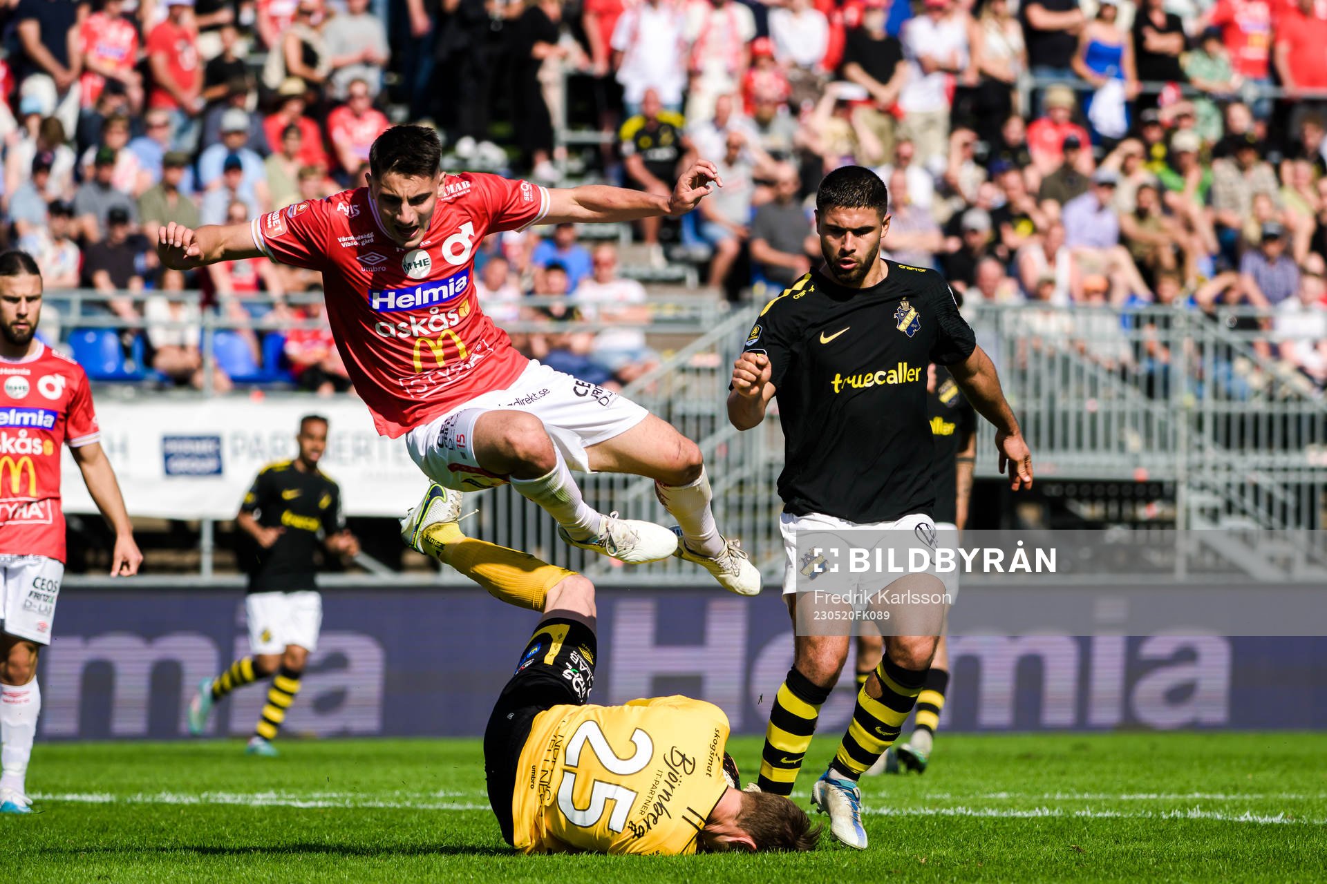 Degerfors Seid Korac och målvakt Jonas Olsson i kamp med AIKs Omar Faraj under fotbollsmatchen i Allsvenskan mellan Degerfors och AIK den 20 maj 2023 i Degerfors.