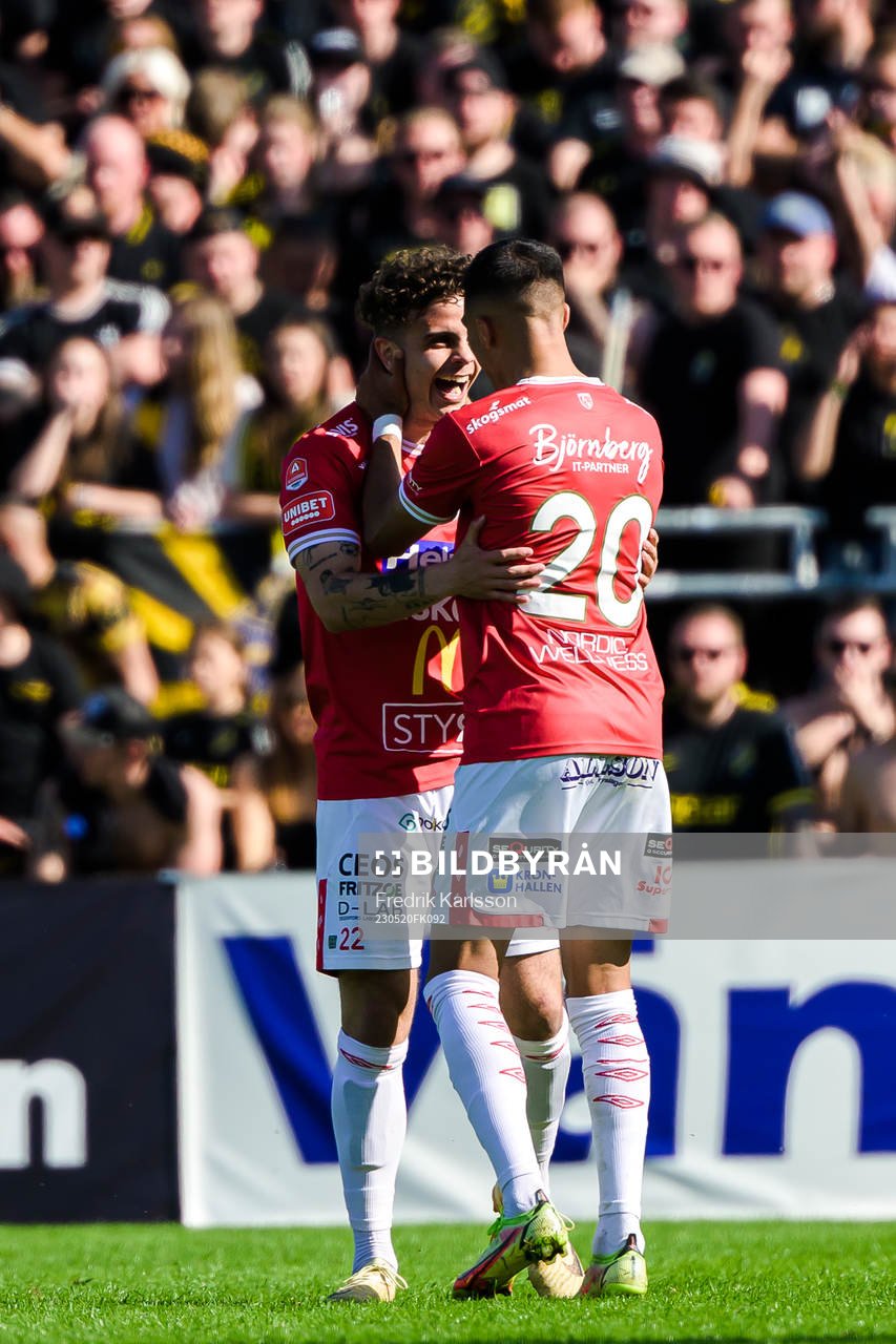 Degerfors Justin Salmon och Elyas Bouzaiene jublar