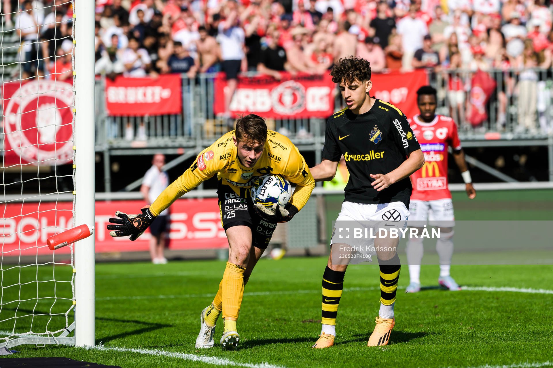 Degerfors målvakt Jonas Olsson och AIKs Robin Tihi