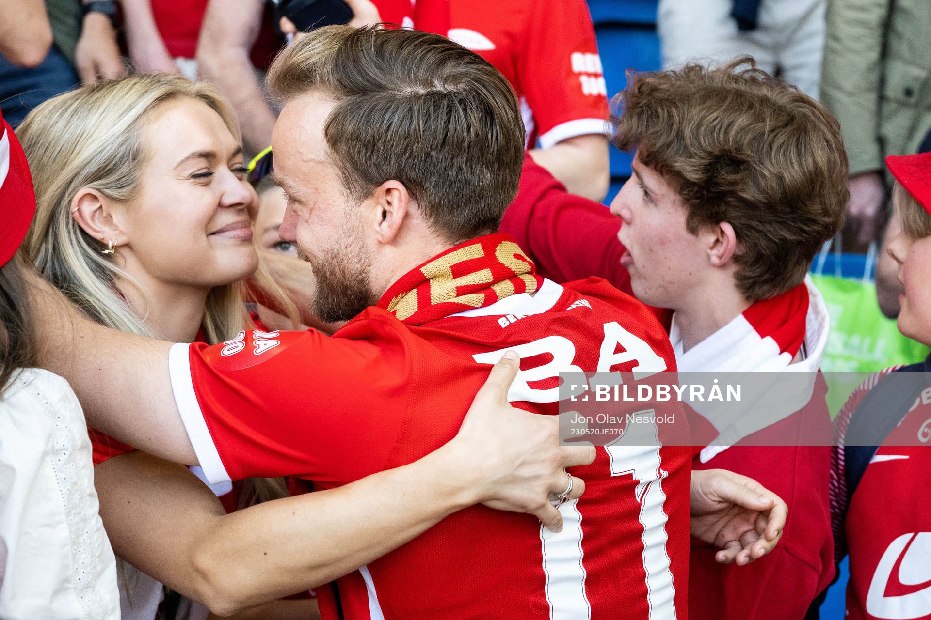 Bård Finne of Brann celebrates with fan