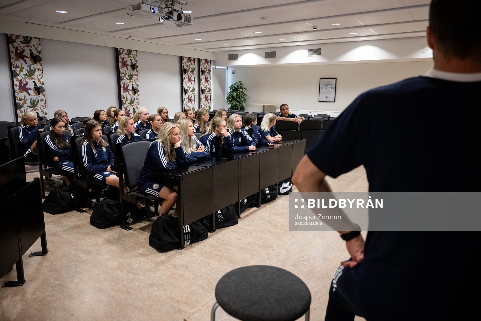 Spelare i STFF under en teorilektion under SvFFs utvecklingsläger för P15 och F15 den 20 maj 2023 i Katrineholm. 
