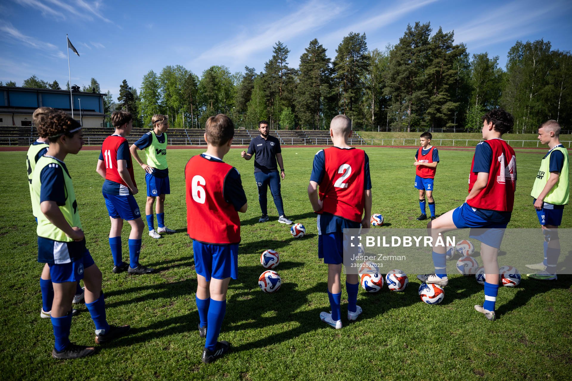 Spelare och ledare i Västmanlands Fotbollförbund under SvFFs utvecklingsläger för P15 och F15 den 20 maj 2023 i Katrineholm. 