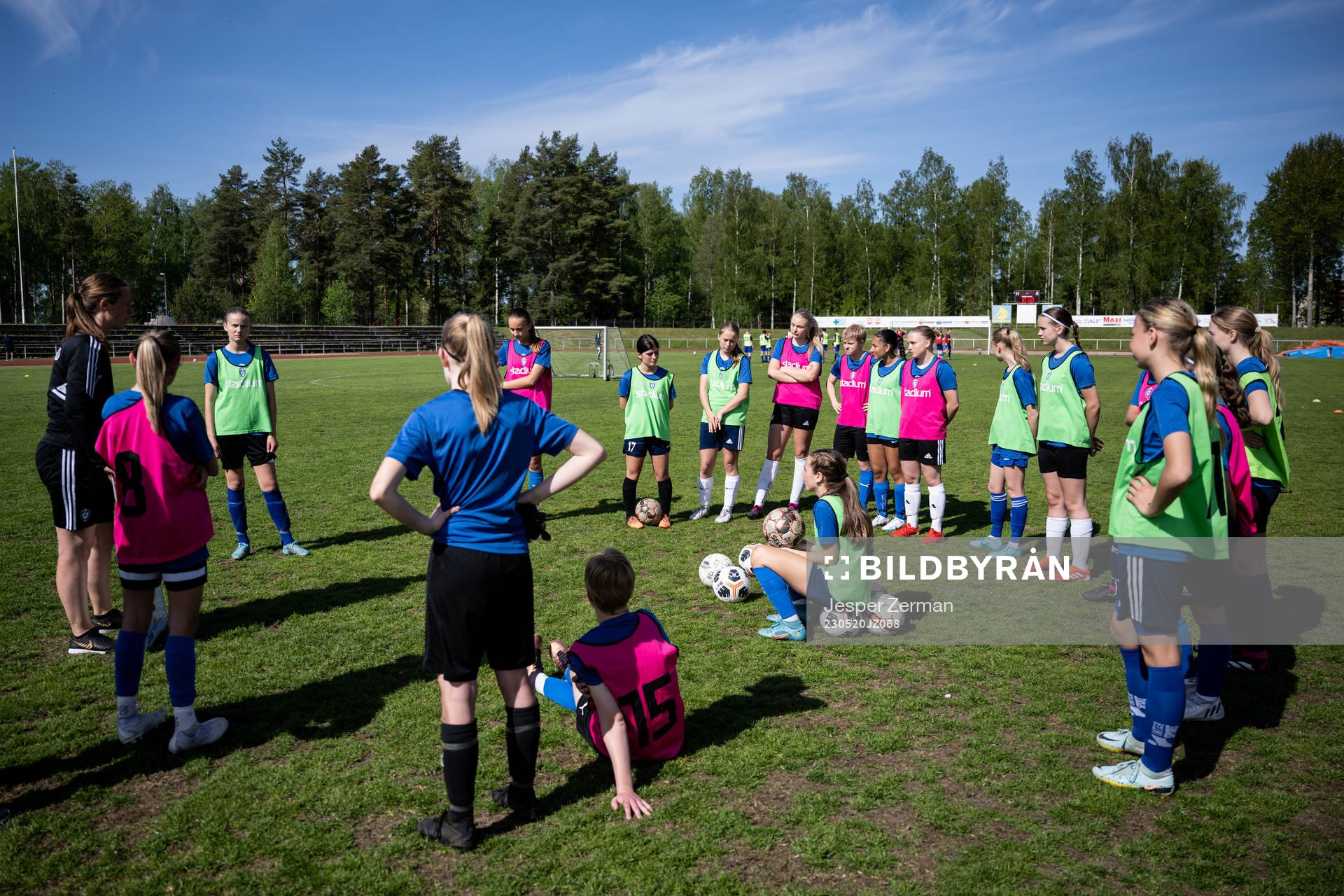 Spelare och ledare i Värmlands Fotbollförbund under SvFFs utvecklingsläger för P15 och F15 den 20 maj 2023 i Katrineholm. 