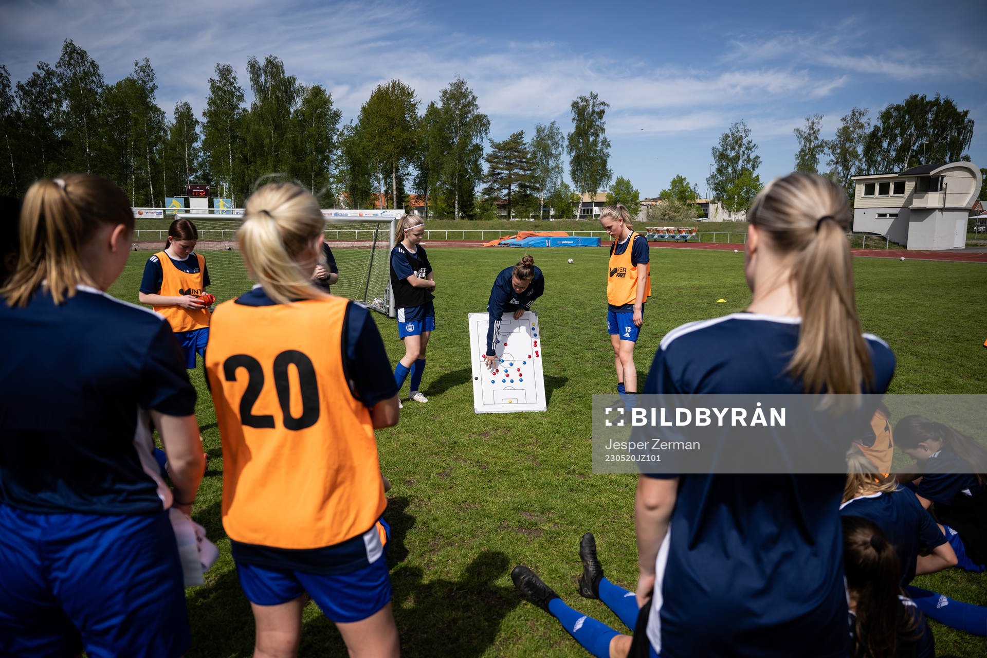 Spelare och ledare i Västmanlands fotbollförbund under SvFFs utvecklingsläger för P15 och F15 den 20 maj 2023 i Katrineholm. 