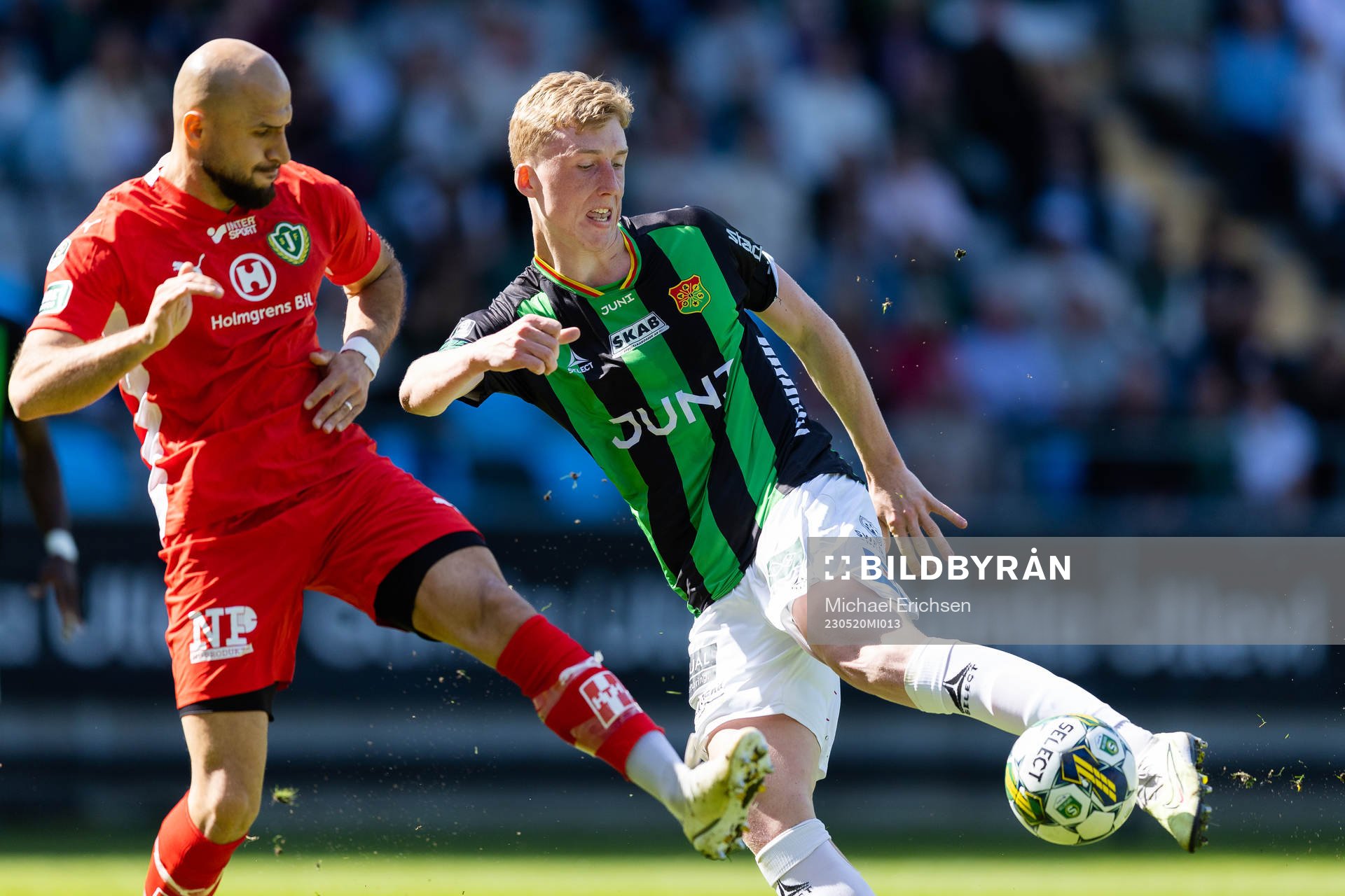 Jönköpings Södras Pashang Abdulla och GAIS  Filip Beckman under fotbollsmatchen i Superettan mellan GAIS och Jönköpings Södra den 20 maj 2023 i Göteborg. 