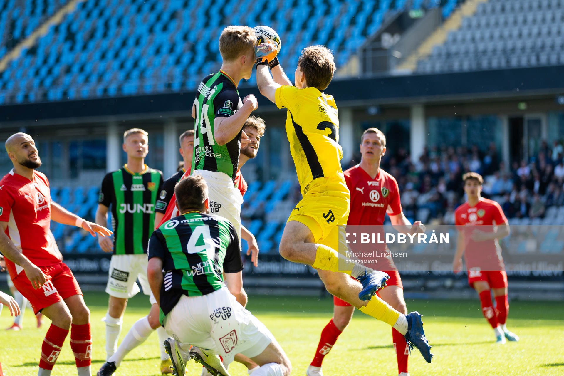 GAIS Filip Beckman och Jönköpings Södras målvakt David Celic i luftduell under fotbollsmatchen i Superettan mellan GAIS och Jönköpings Södra den 20 maj 2023 i Göteborg.