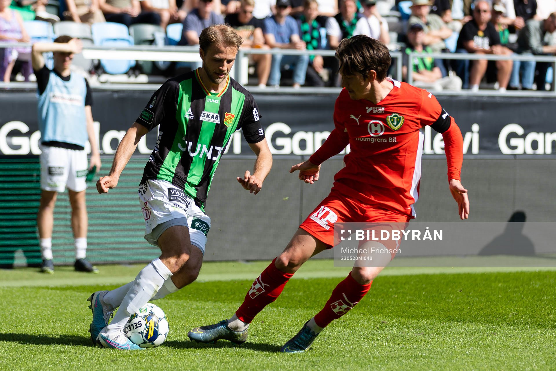 GAIS Gustav Lundgren och Jönköpings Södras Robin Book under fotbollsmatchen i Superettan mellan GAIS och Jönköpings Södra den 20 maj 2023 i Göteborg.