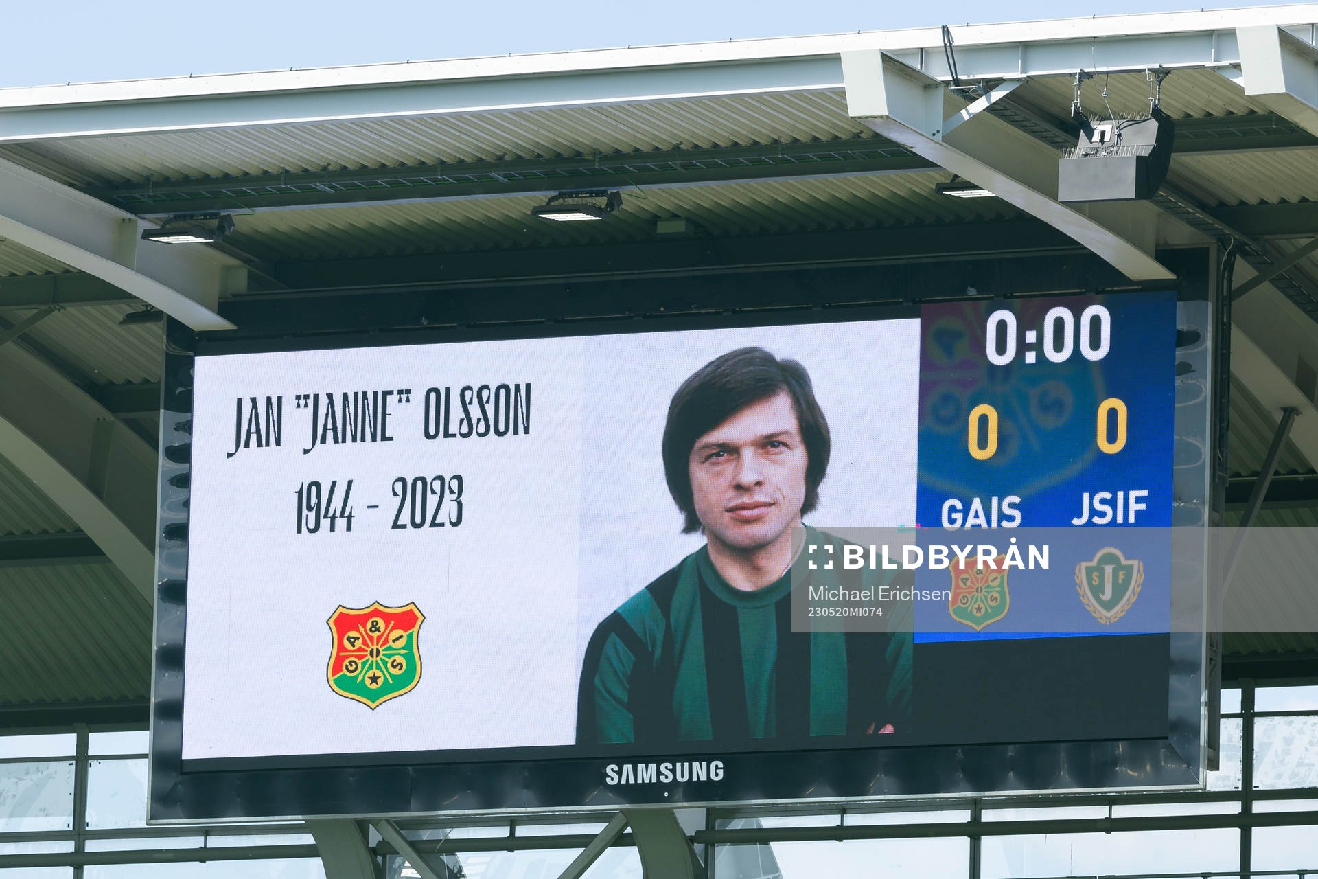 GAIS håller en tyst minnet till minne av Jan ”Janne” Olsson innan fotbollsmatchen i Superettan mellan GAIS och Jönköpings Södra den 20 maj 2023 i Göteborg.