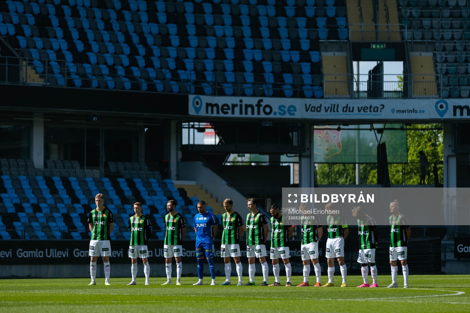 GAIS håller en tyst minnet till minne av Jan ”Janne” Olsson innan fotbollsmatchen i Superettan mellan GAIS och Jönköpings Södra den 20 maj 2023 i Göteborg.