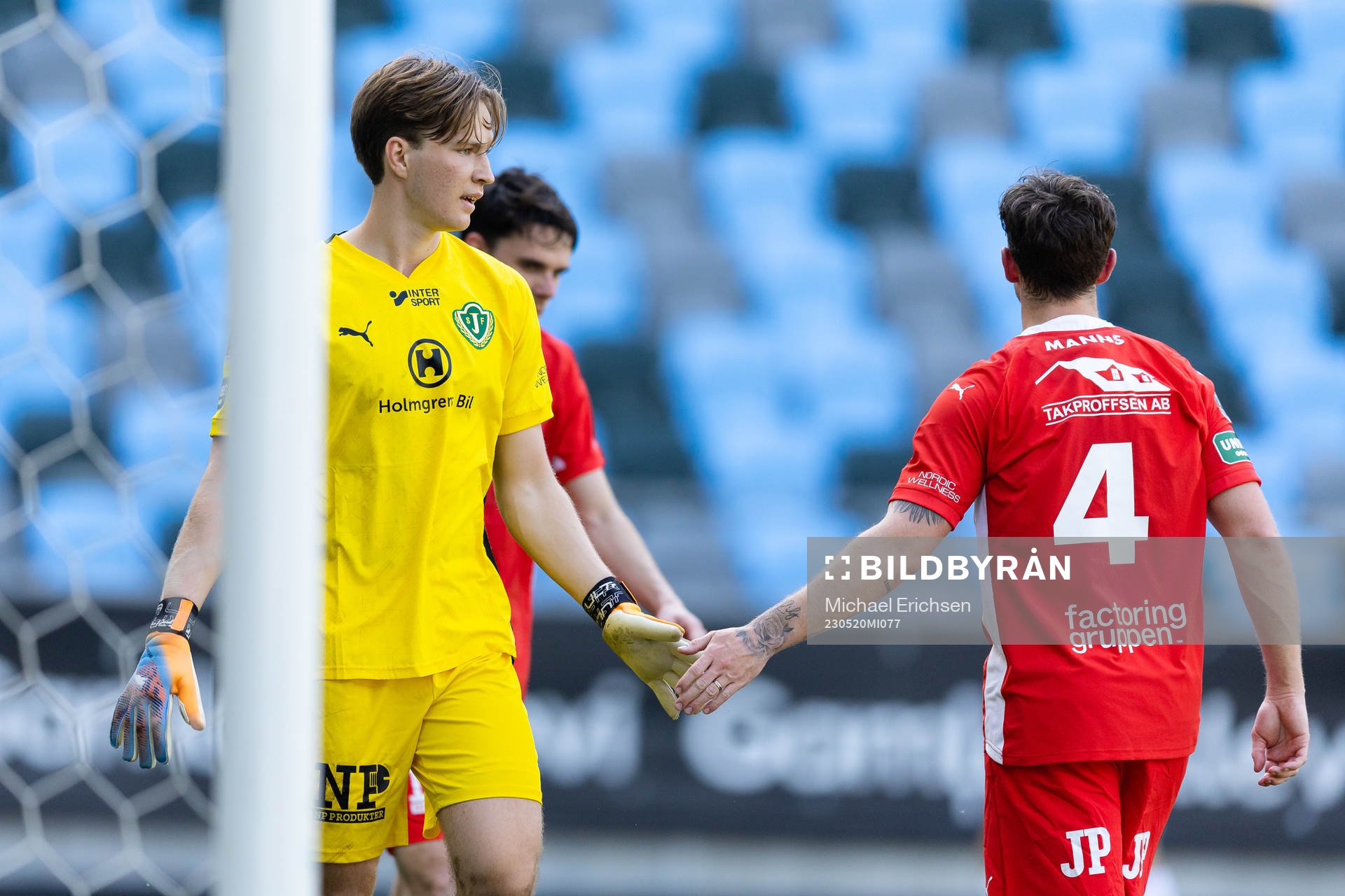 Jönköpings Södras målvakt David Celic och Jesper Manns under fotbollsmatchen i Superettan mellan GAIS och Jönköpings Södra den 20 maj 2023 i Göteborg.