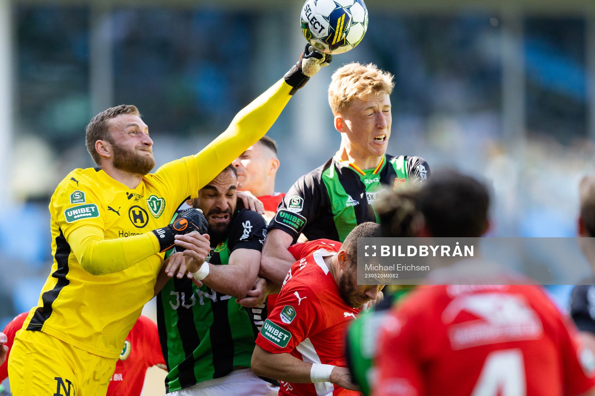 Jönköpings Södras Alexander Nilsson i kamp om bollen med GAIS Mervan Celik och Filip Beckman under fotbollsmatchen i Superettan mellan GAIS och Jönköpings Södra den 20 maj 2023 i Göteborg.