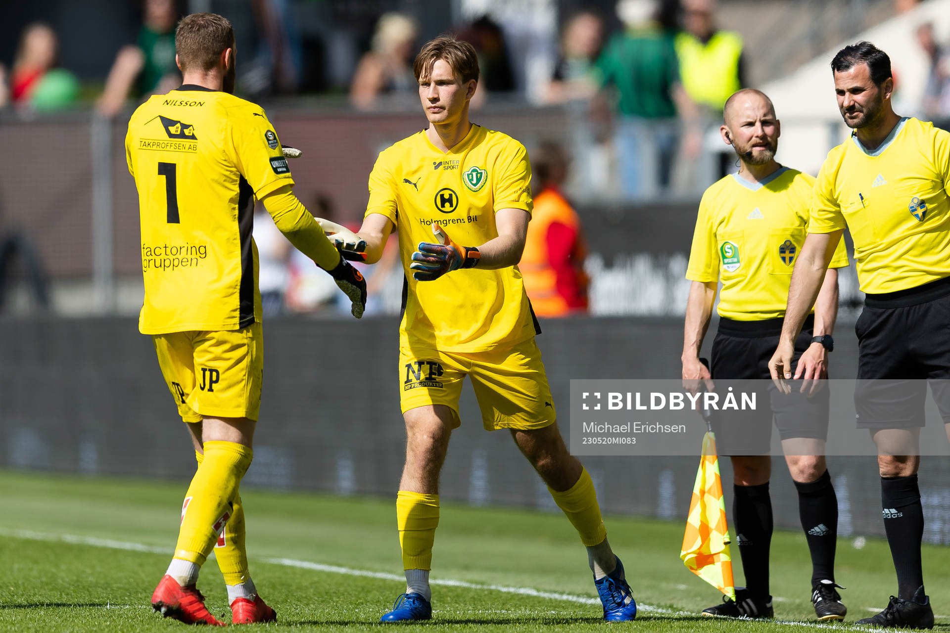 Jönköpings Södras målvakt Alexander Nilsson byter med