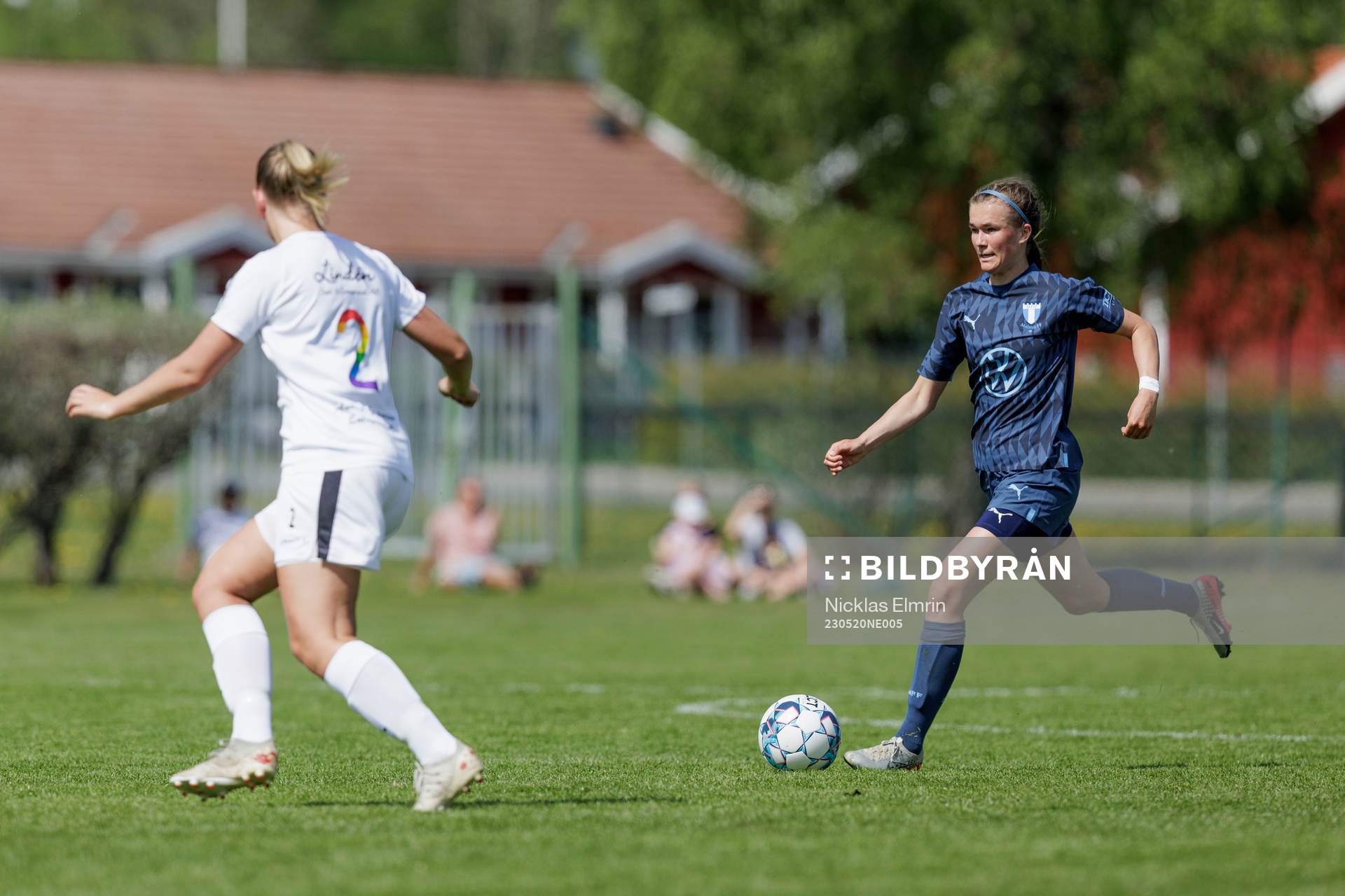 Malmö FFs Erica Persson Welin mot Lödöse Nygårds Matilda Bertllsson under fotbollsmatchen i Division 1 södra mellan Lödöse Nygård IK och Malmö FF den 20 maj 2023 i Lödöse.