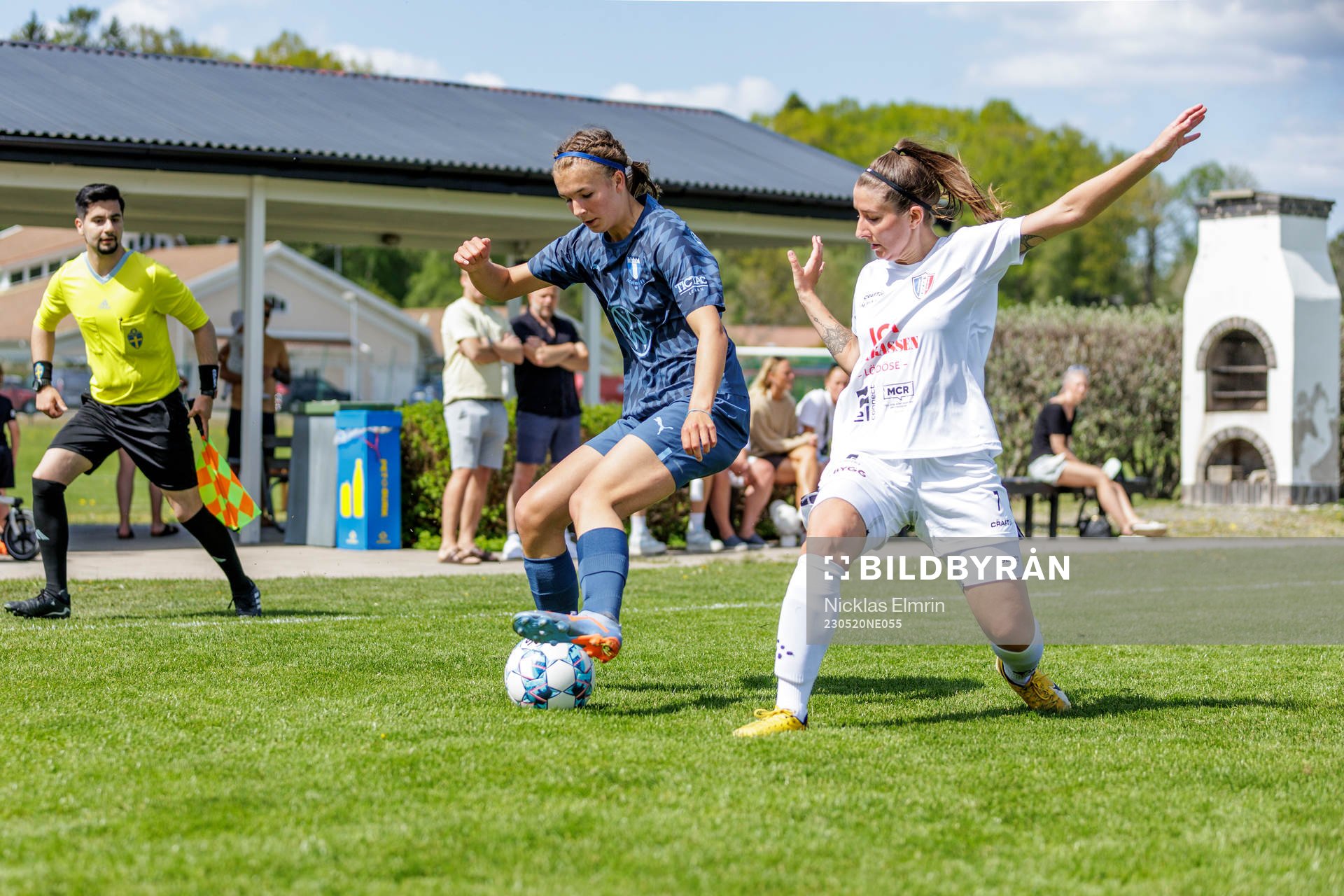 Malmö FFs Thelma Persson Welin och Lödöse Nygårds Embla Petersdotter under fotbollsmatchen i Division 1 södra mellan Lödöse Nygård IK och Malmö FF den 20 maj 2023 i Lödöse.