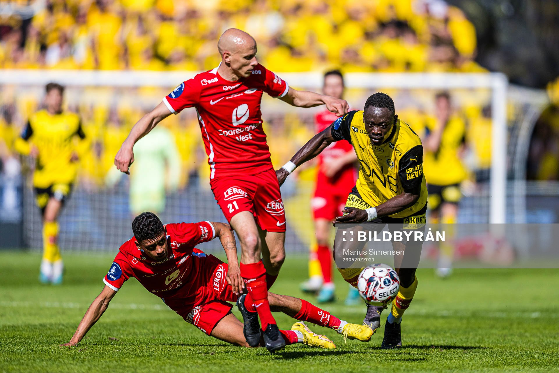 Japhet Sery Larsen of Brann and Akor Adams of Lillestrøm