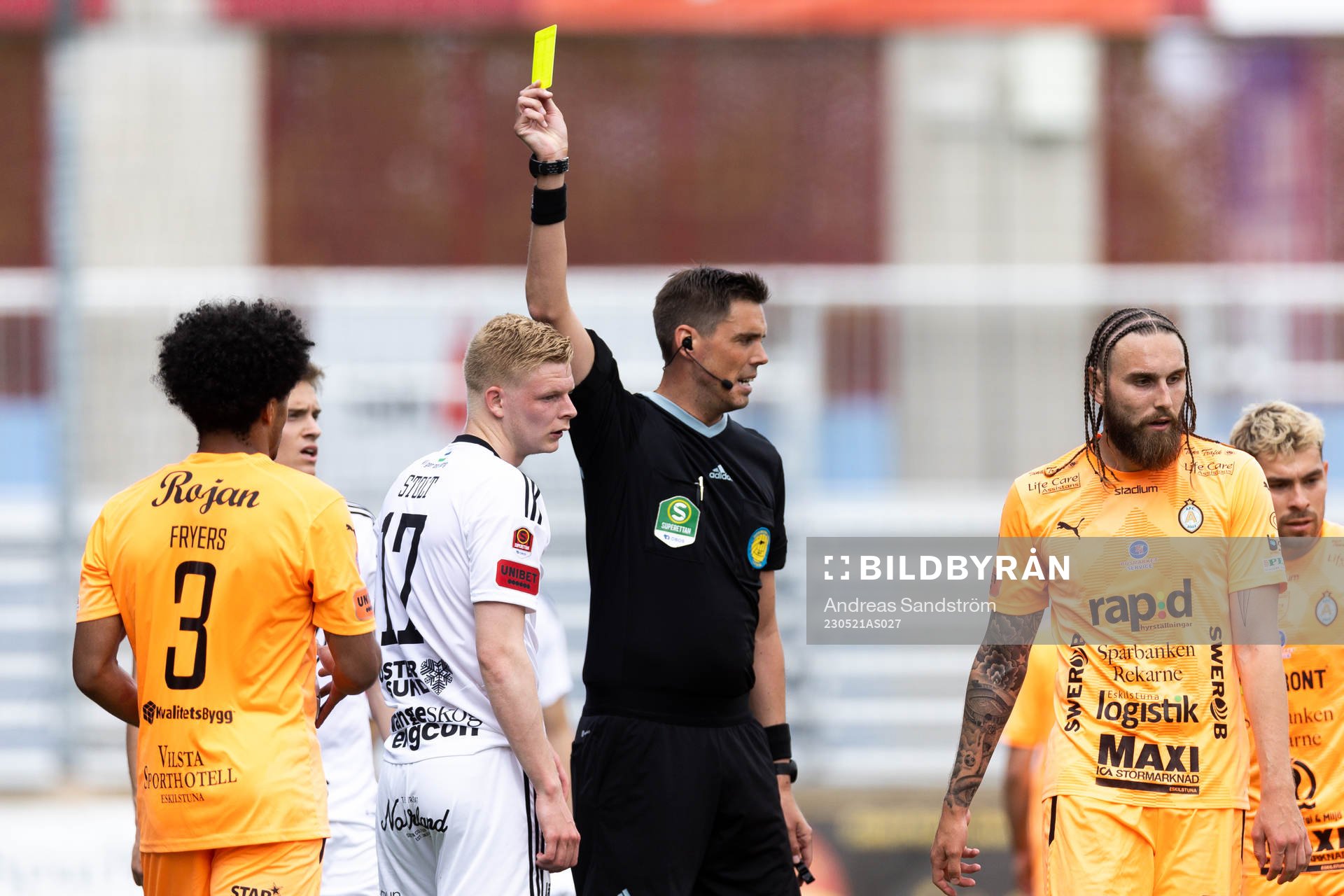 Östersunds Malcolm Stolt får gult kort