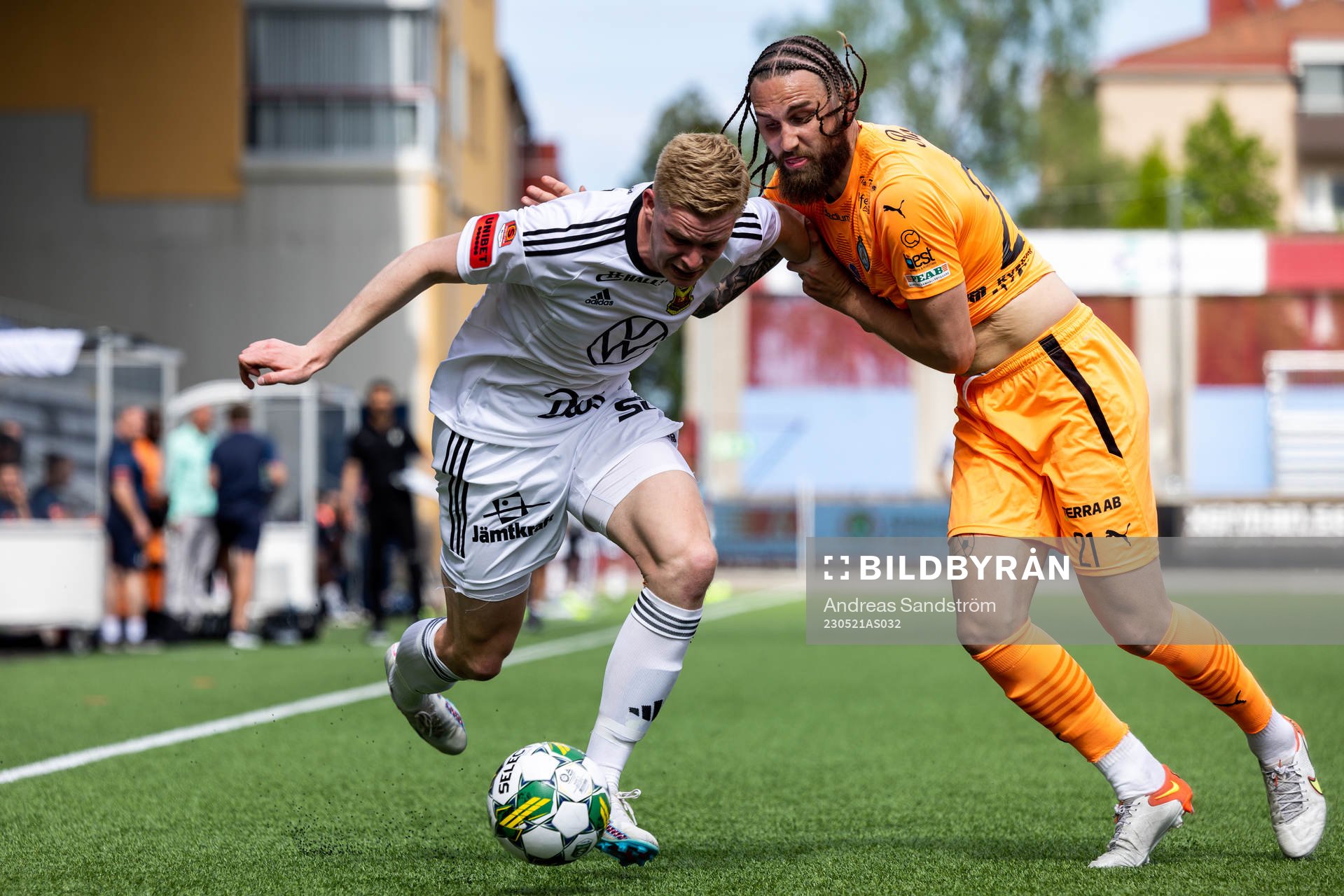 Östersunds Malcolm Stolt och AFC Eskilstunas Ali Suljic