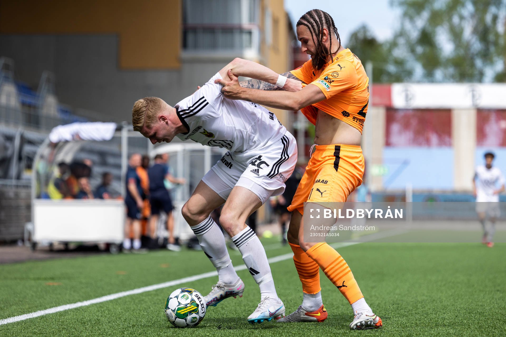 Östersunds Malcolm Stolt och AFC Eskilstunas Ali Suljic