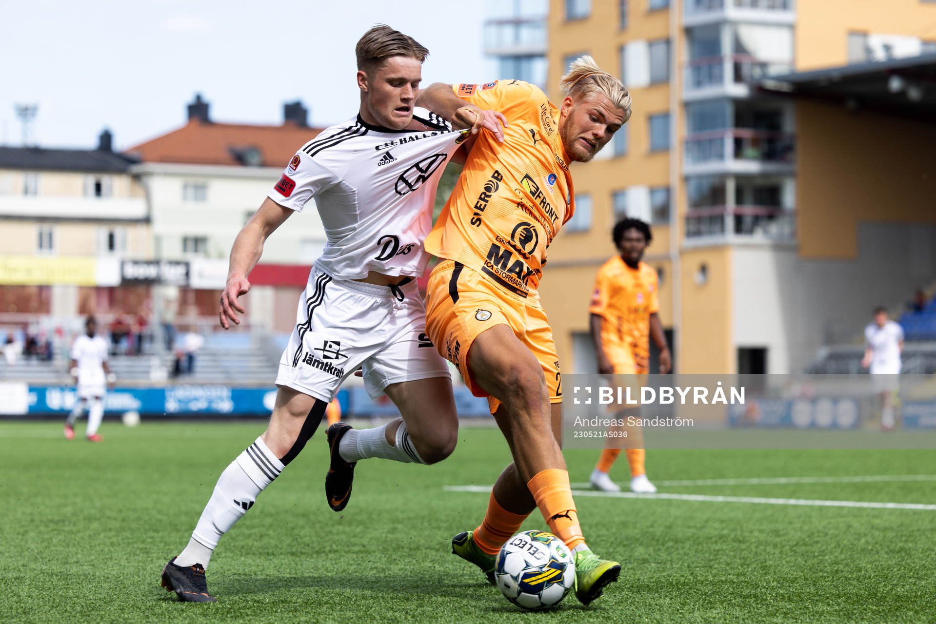 Östersunds Sebastian Karlsson Grach och AFC Eskilstunas Mattis Adolfsson under fotbollsmatchen i Superettan mellan AFC Eskilstuna och Östersund den 21 maj 2023 i Eskilstuna. 