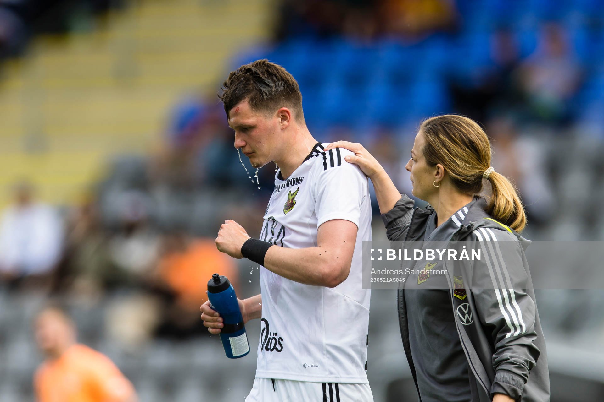 Östersunds Myroslav Mazur skadar sig i en nickduell och