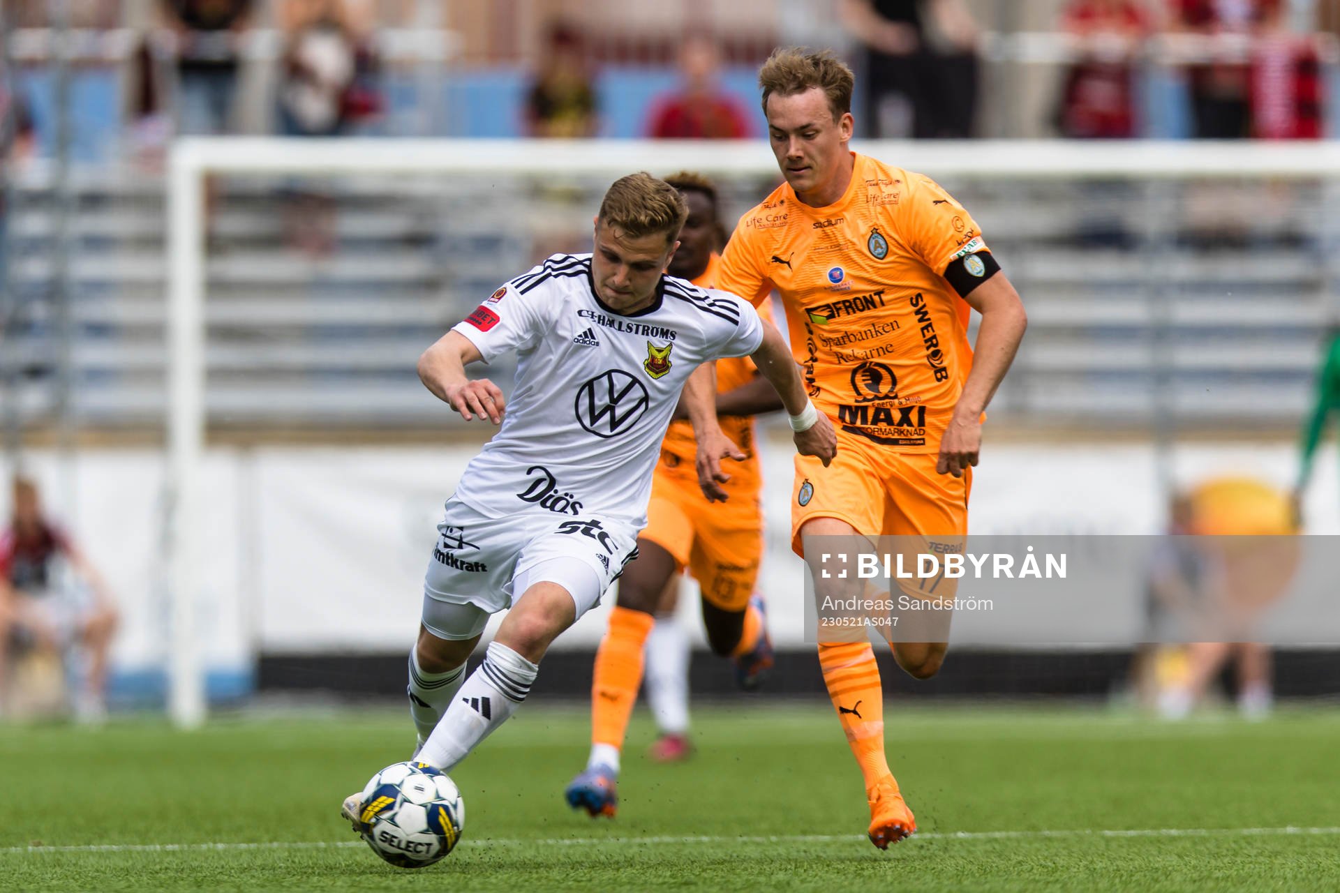 Östersunds Mykola Musolitin i kamp med AFC Eskilstunas Anton Ekeroth under fotbollsmatchen i Superettan mellan AFC Eskilstuna och Östersund den 21 maj 2023 i Eskilstuna.