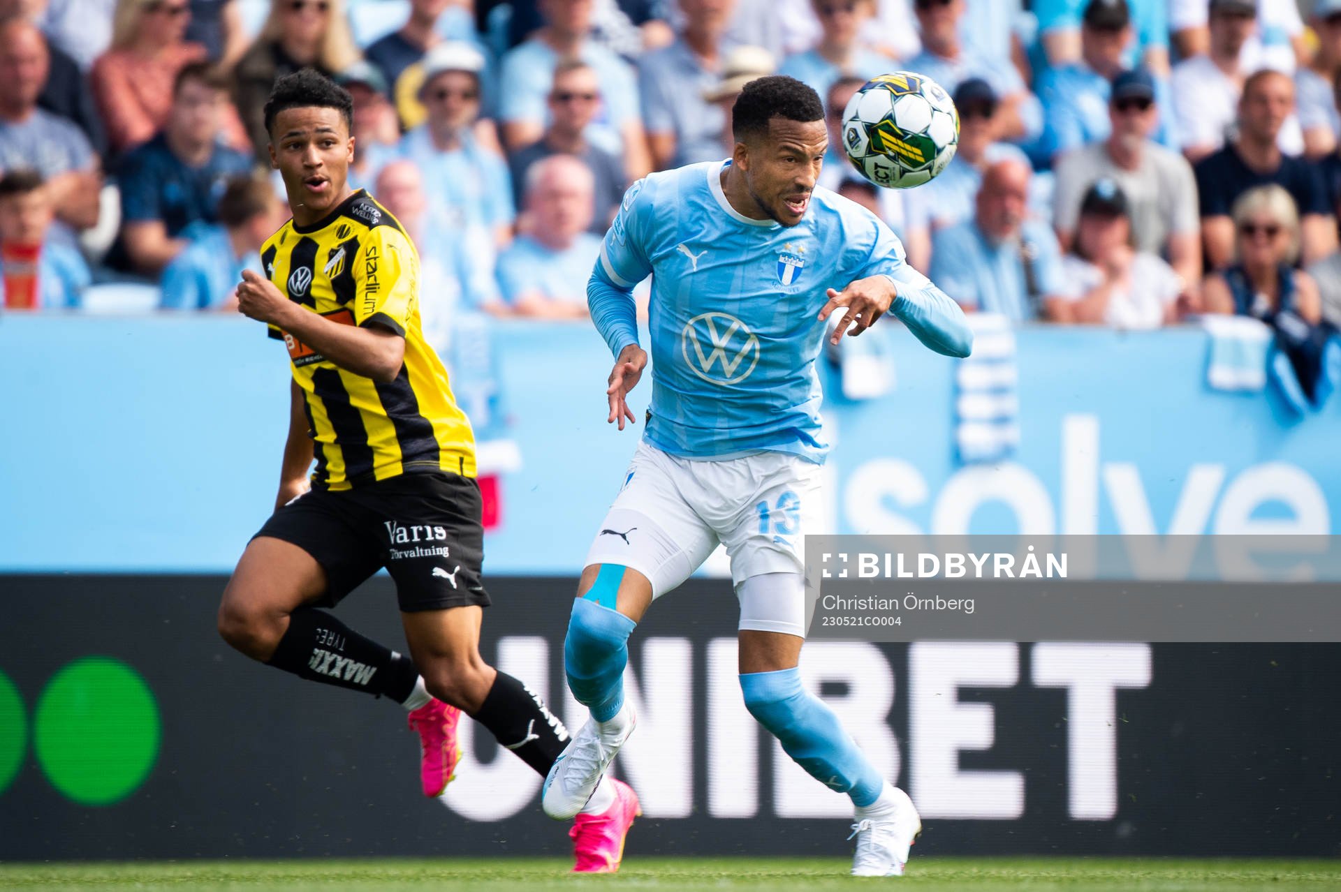 Häckens Momodou Lamin Sonko och Malmö FFs Martin Olsson under fotbollsmatchen i Allsvenskan mellan Malmö FF och Häcken den 21 maj 2023 i Malmö.
