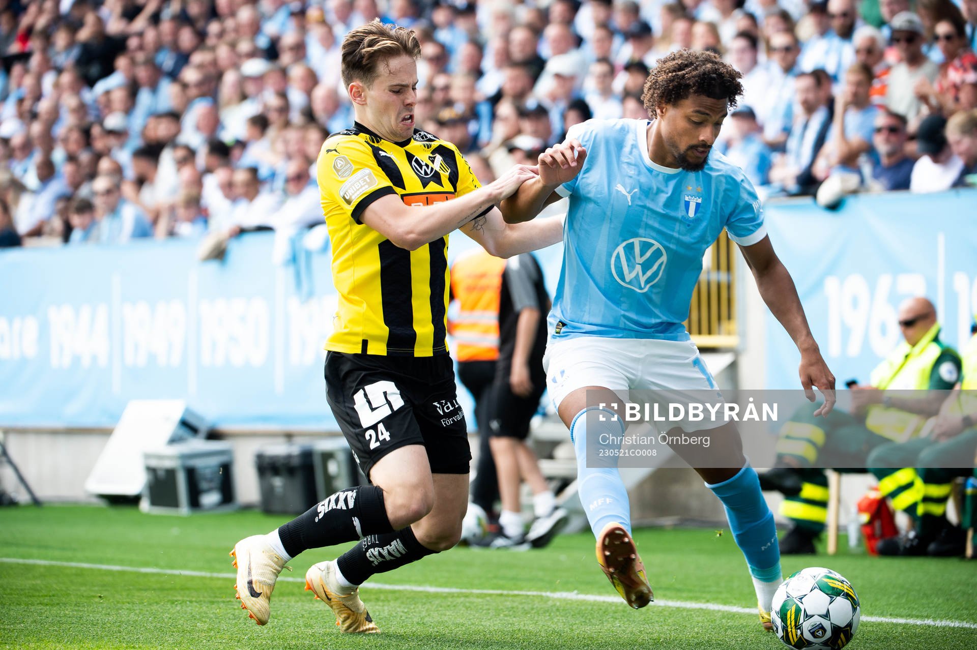 Häckens Lars Olden Larsen och Malmö FFs Joseph Ceesay