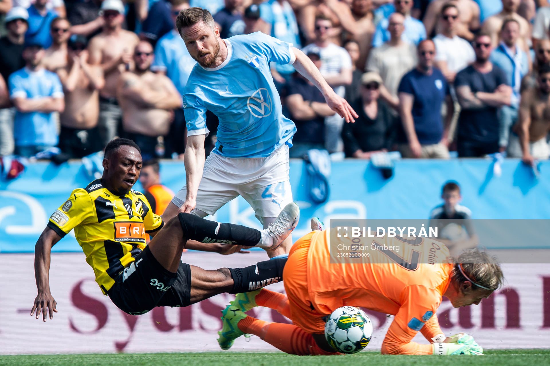 Häckens Benie Adama Traore mot Malmö FFs Lasse Nielsen och målvakt Johan Dahlin under fotbollsmatchen i Allsvenskan mellan Malmö FF och Häcken den 21 maj 2023 i Malmö.