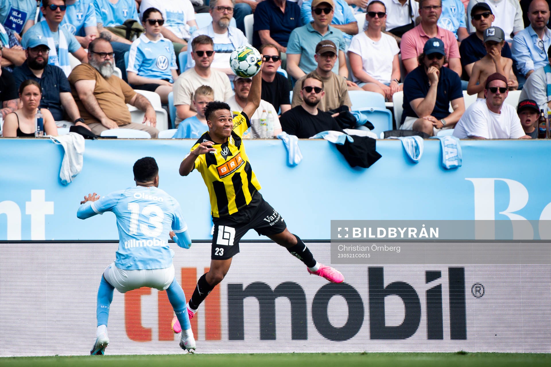 Malmö FFs Martin Olsson och Häckens Momodou Lamin Sonko