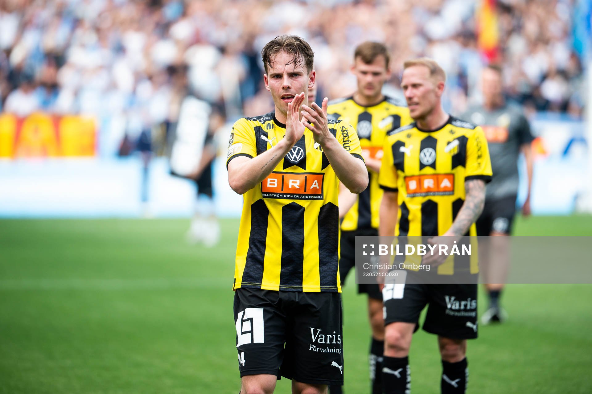 Häckens Lars Olden Larsen tackar publiken