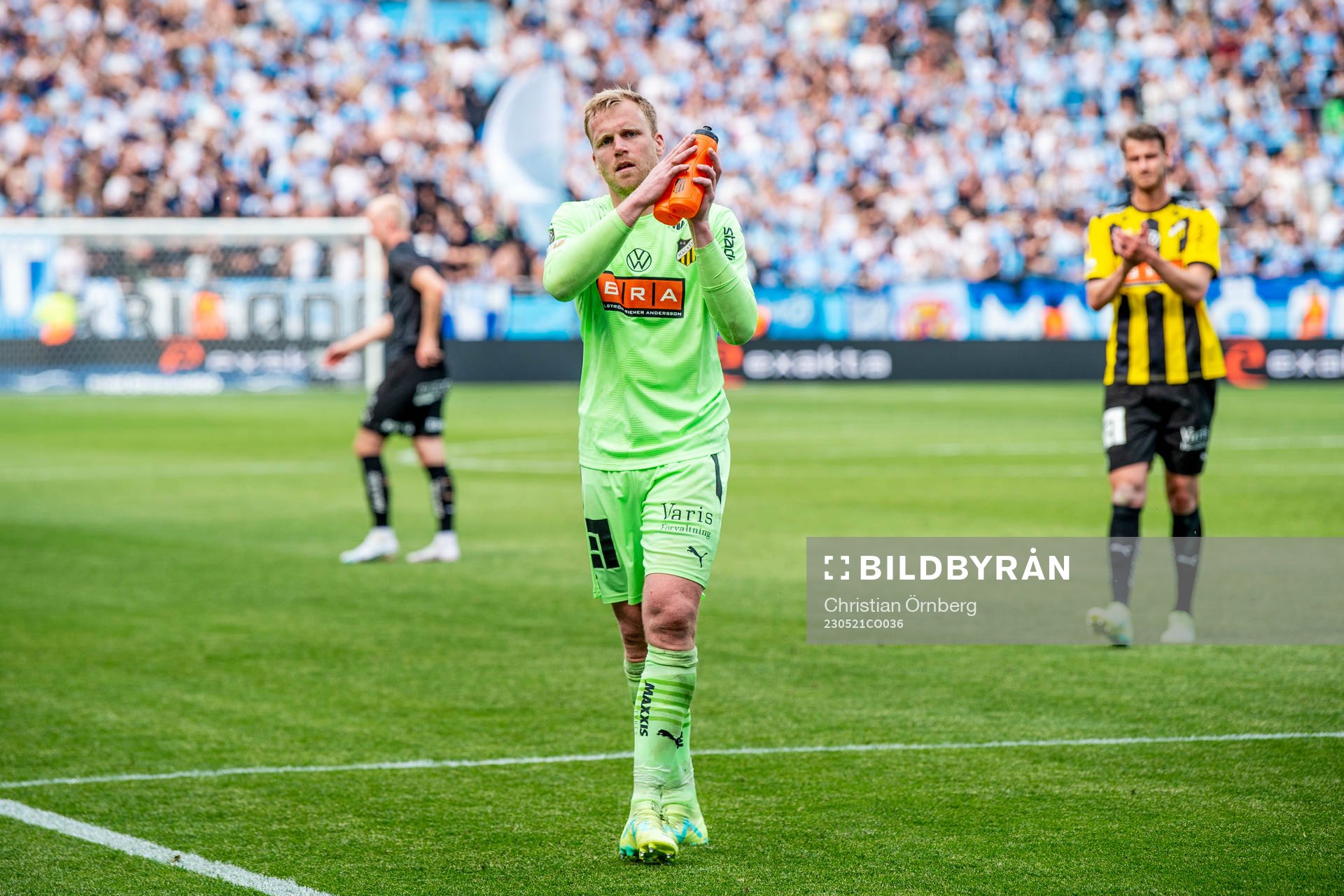 Häckens målvakt Peter Abrahamsson tackar supportrarna