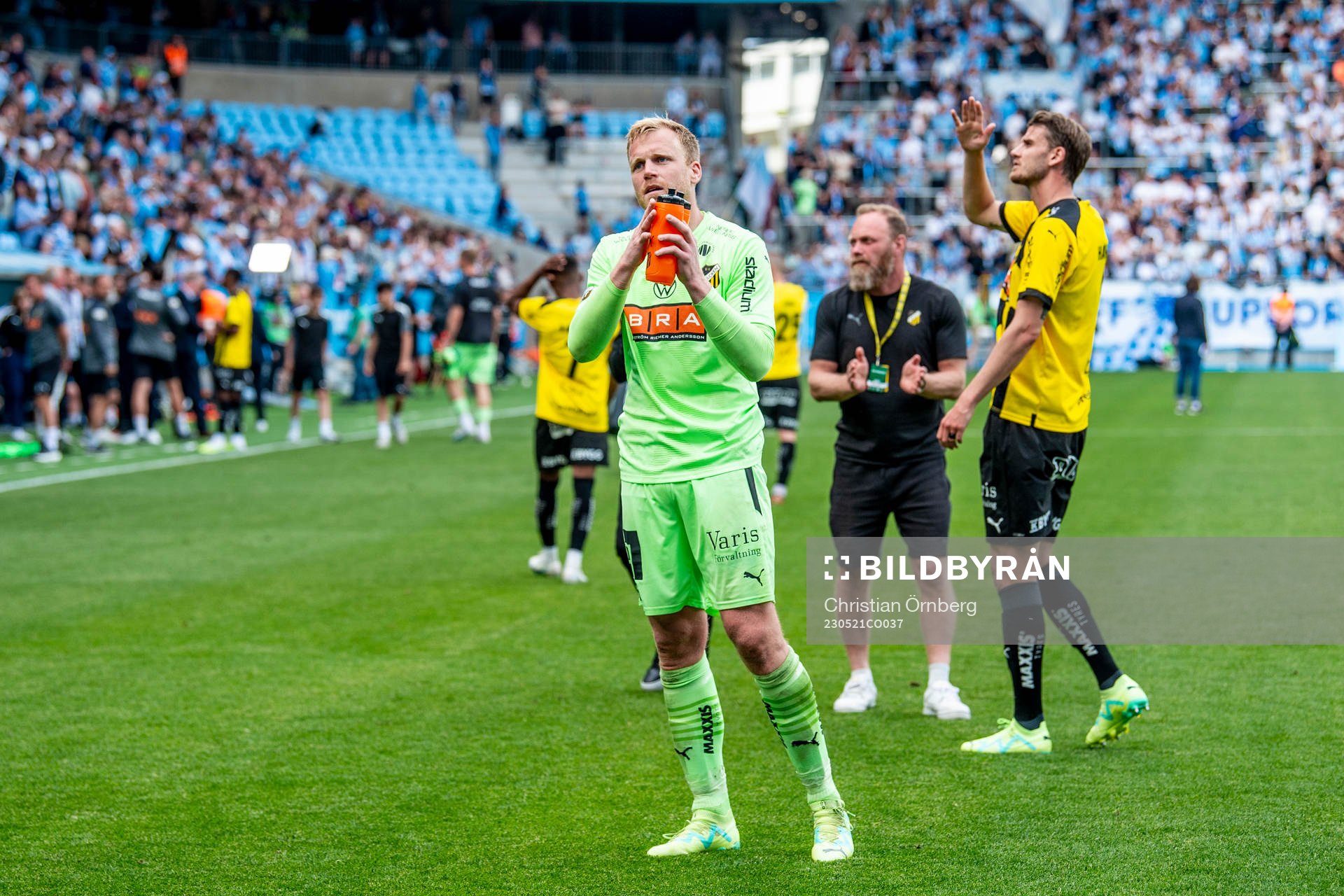 Häckens målvakt Peter Abrahamsson tackar supportrarna