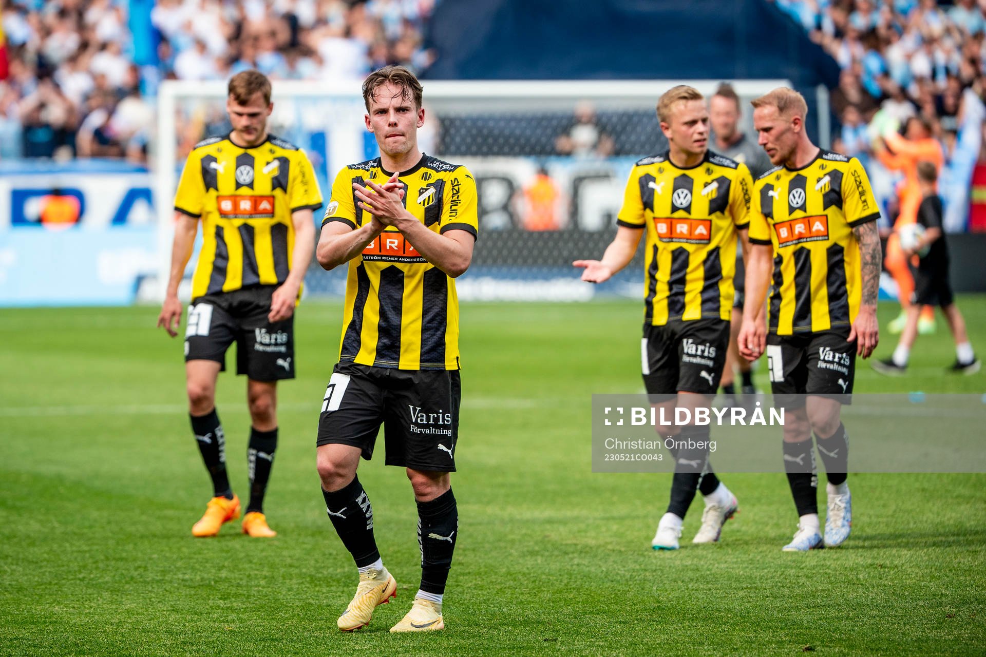 Häckens Lars Olden Larsen med lagkamratern  tackar