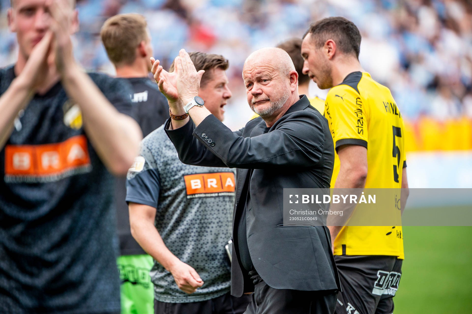 Häckens målvakt Peter Abrahamsson tackar supportrarna