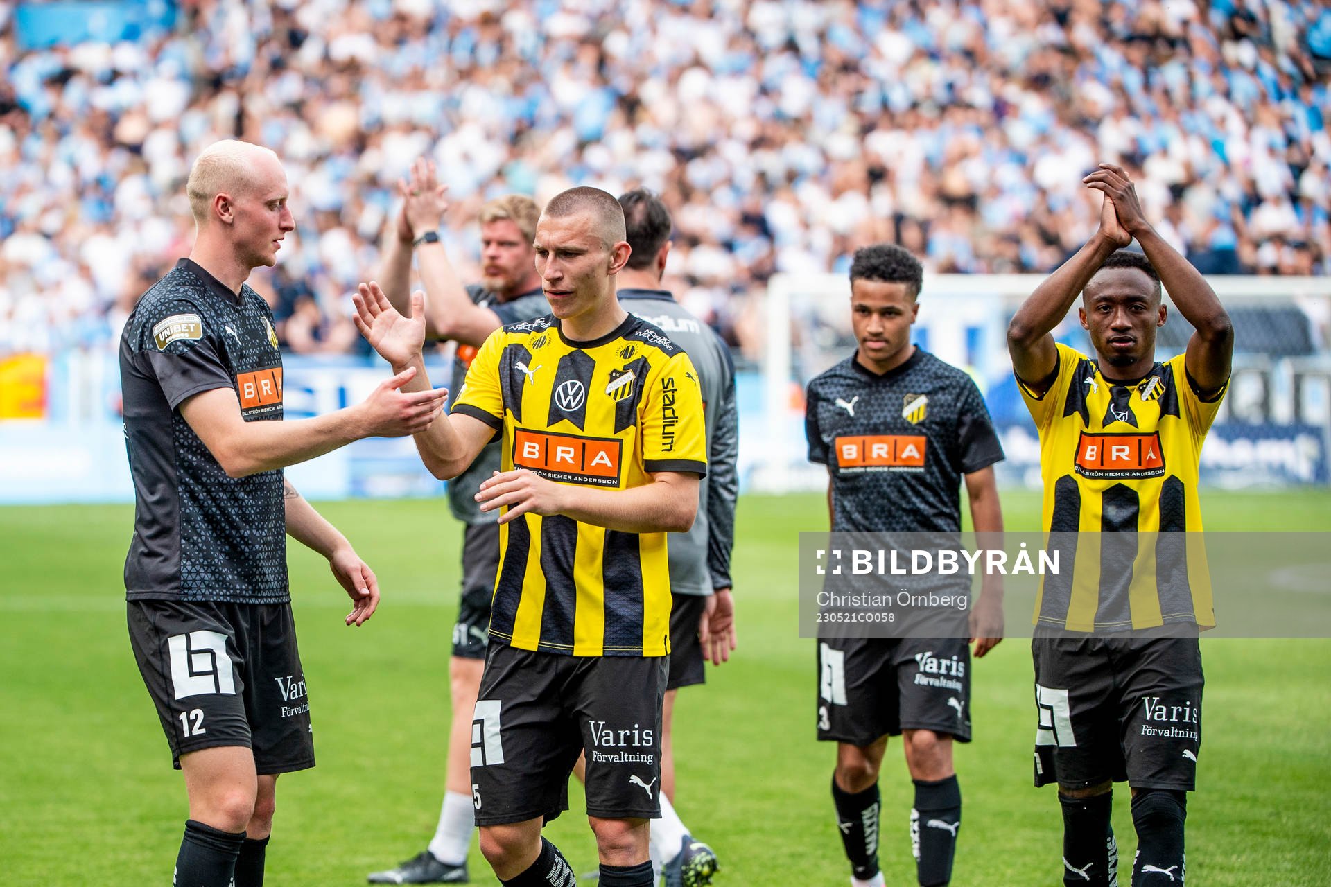 Häckens spelare tackar supportrarna