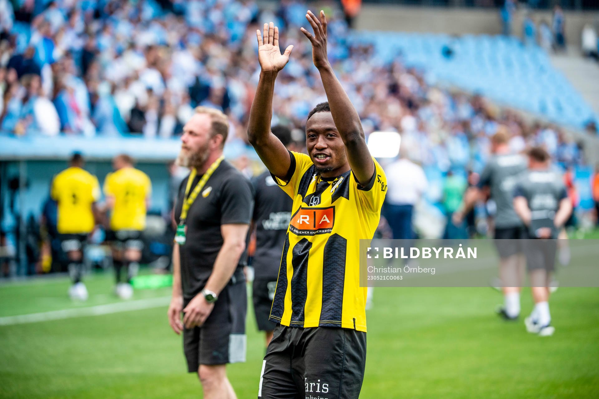Häckens Benie Adama Traore tackar supportrarna efter fotbollsmatchen i Allsvenskan mellan Malmö FF och Häcken den 21 maj 2023 i Malmö. 