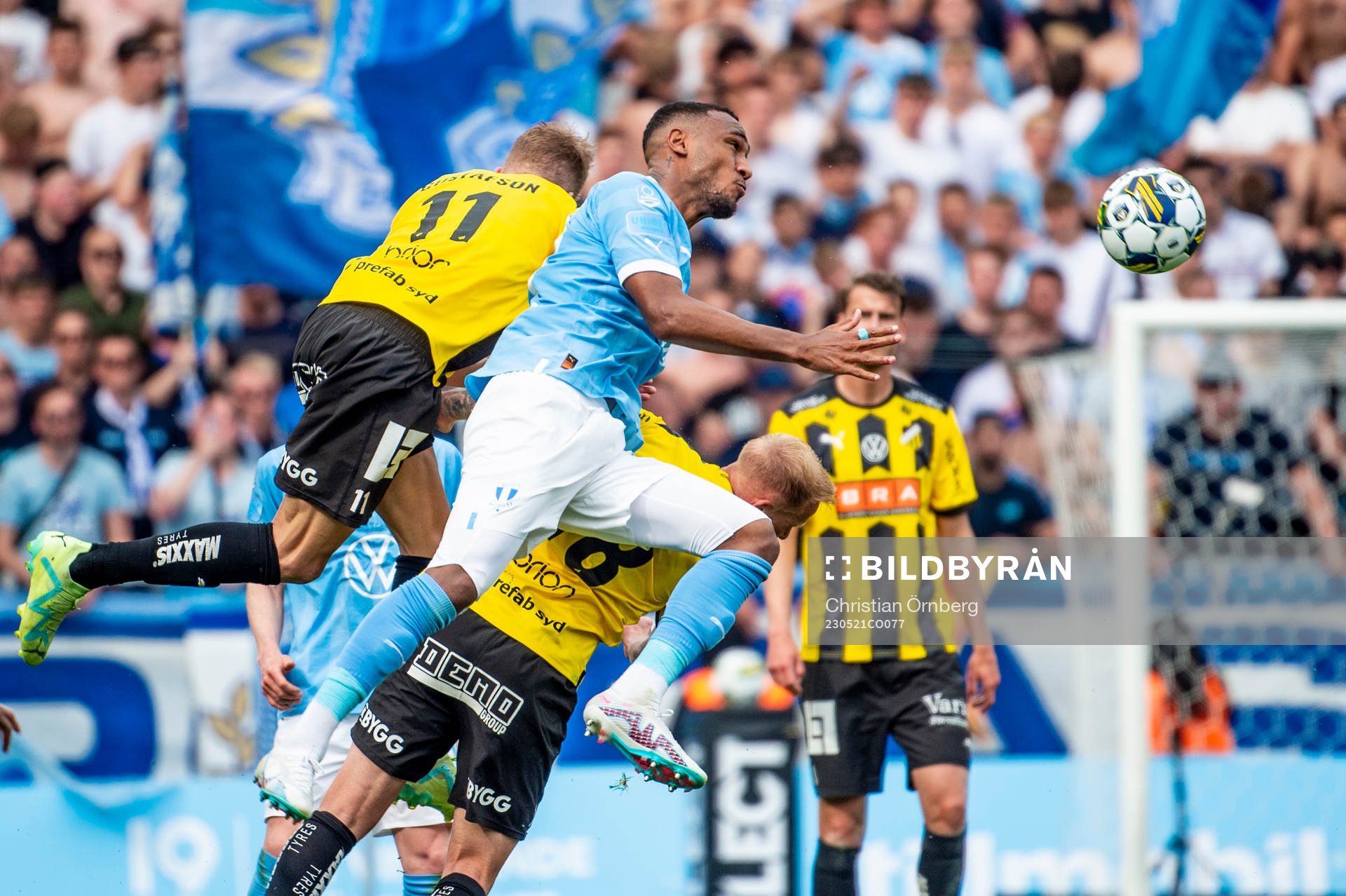 Malmö FFs Derek Cornelius mot Häckens Samuel Gustafson