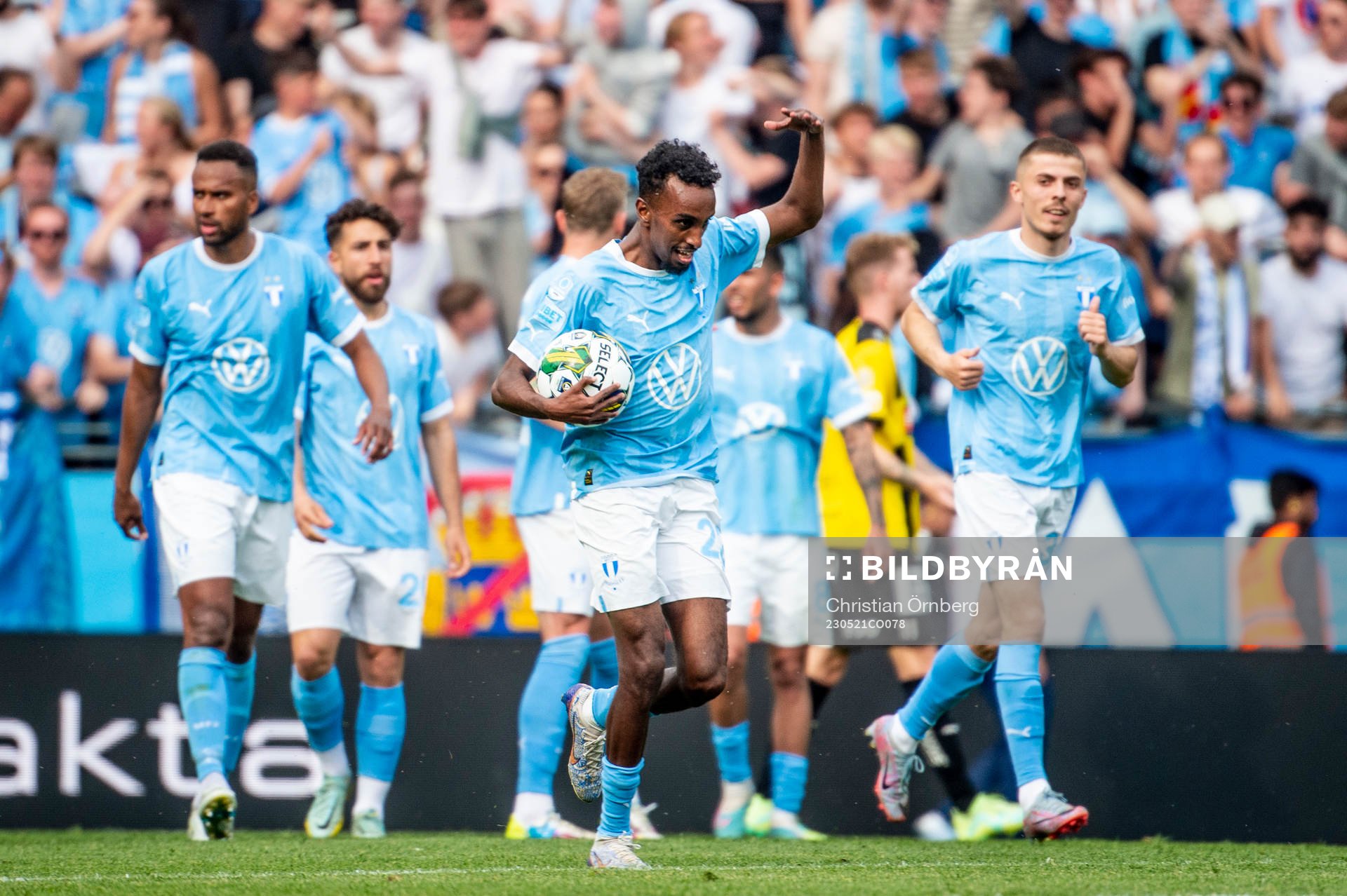 Malmö FFs Taha Ali jublar med lagkamraterna efter 2-2 nunder fotbollsmatchen i Allsvenskan mellan Malmö FF och Häcken den 21 maj 2023 i Malmö.