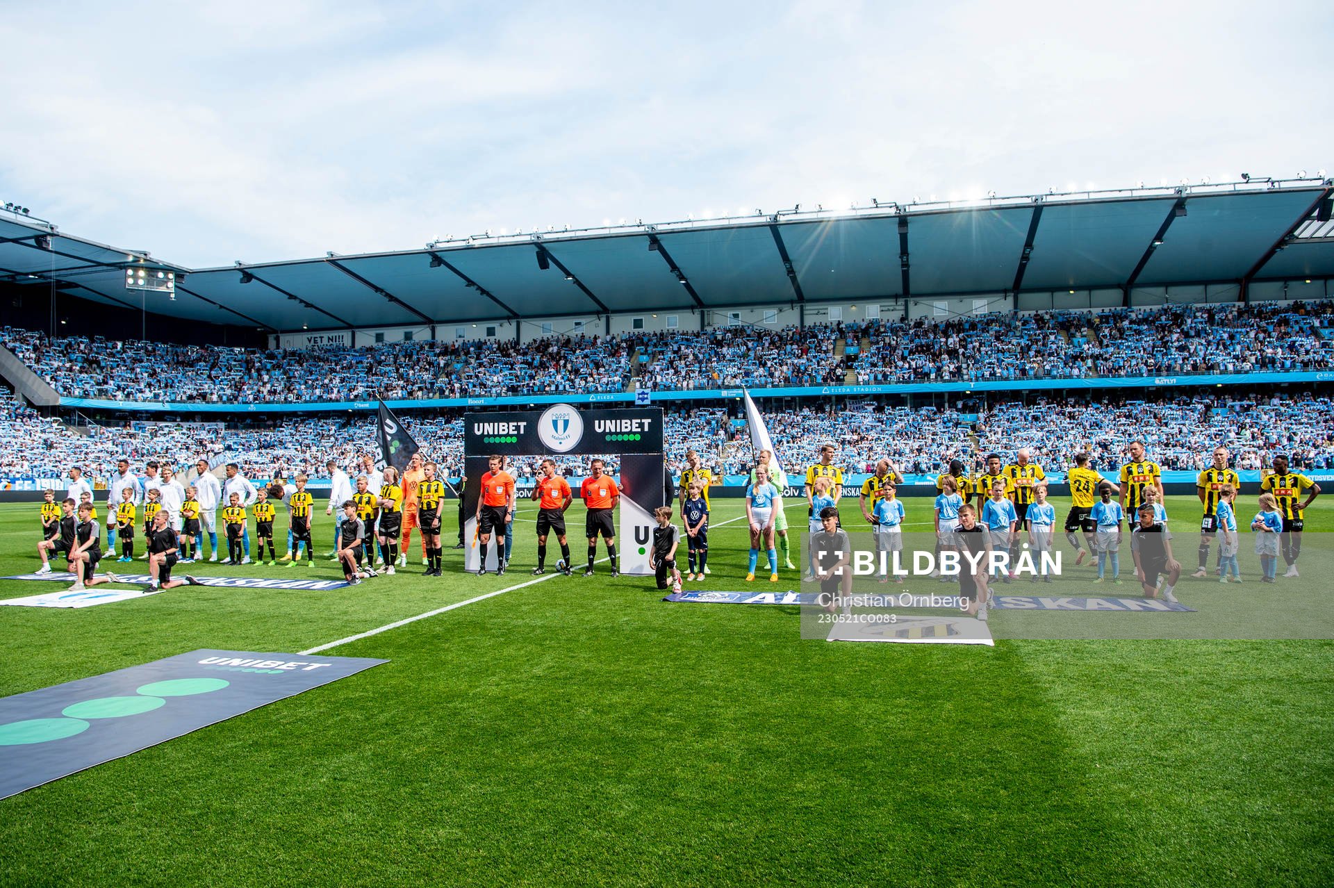 Lagen ställer upp innan fotbollsmatchen i Allsvenskan